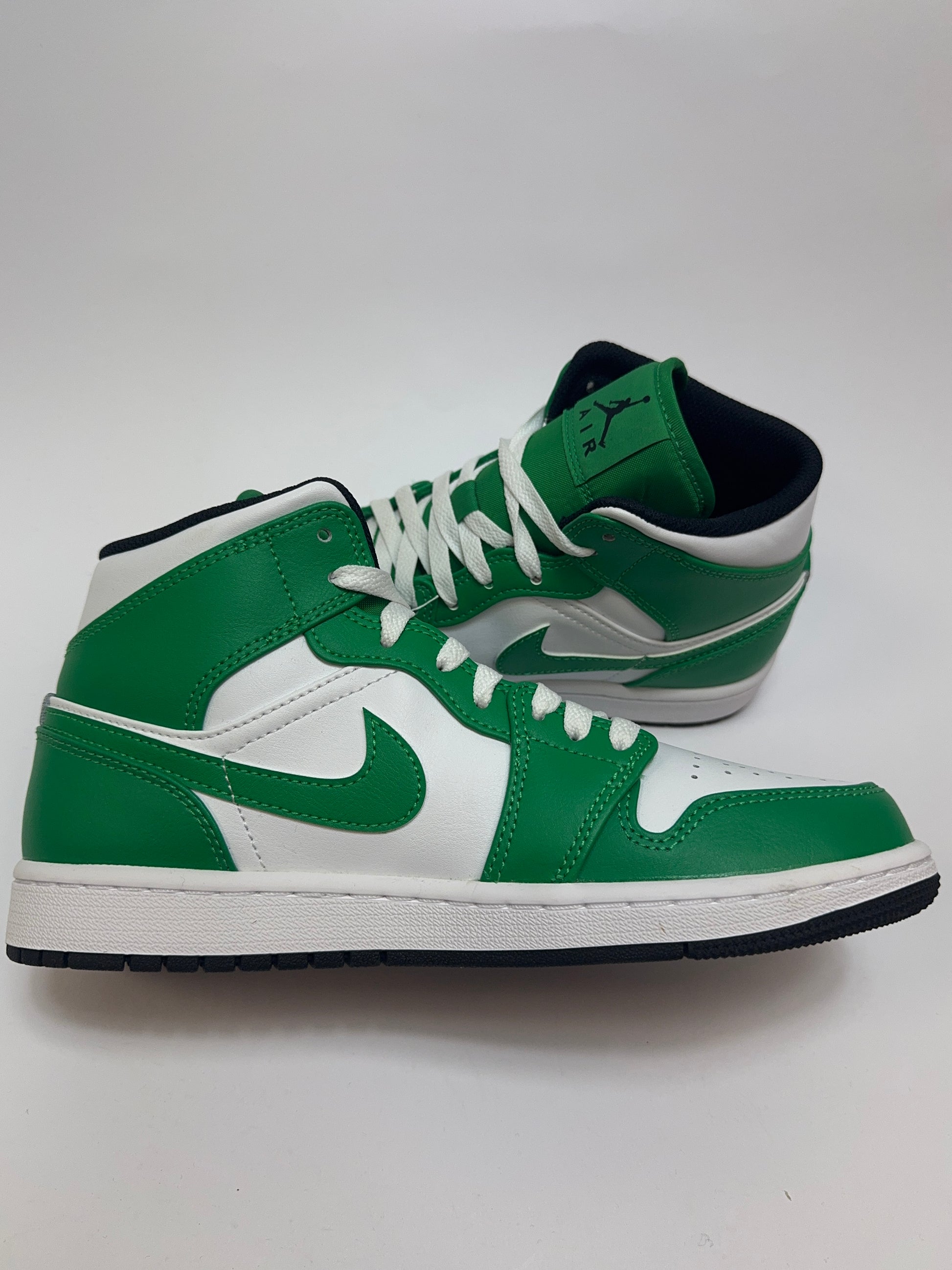 Air Jordan 1 Mid Lucky Green linke Ansicht mit schwarzem Wings Logo am Knöchelbereich