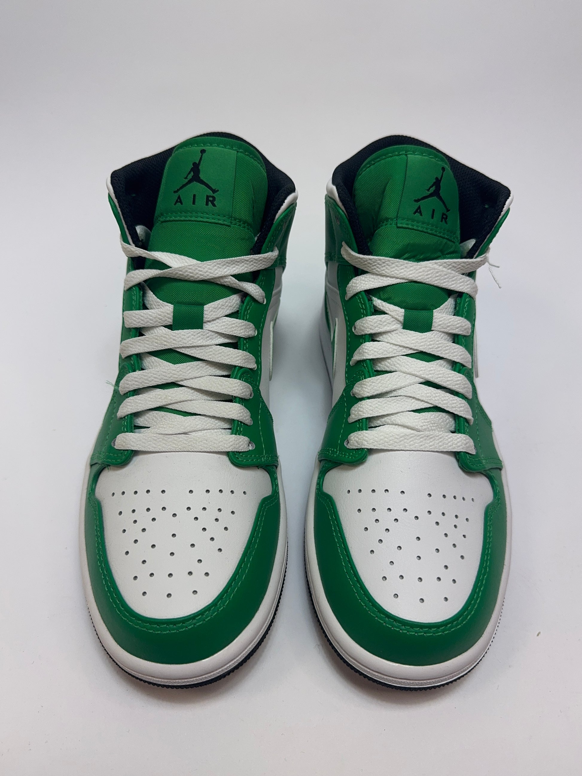 Nahaufnahme der Zunge – Jumpman Tag mittig positioniert mit sichtbaren Nähten