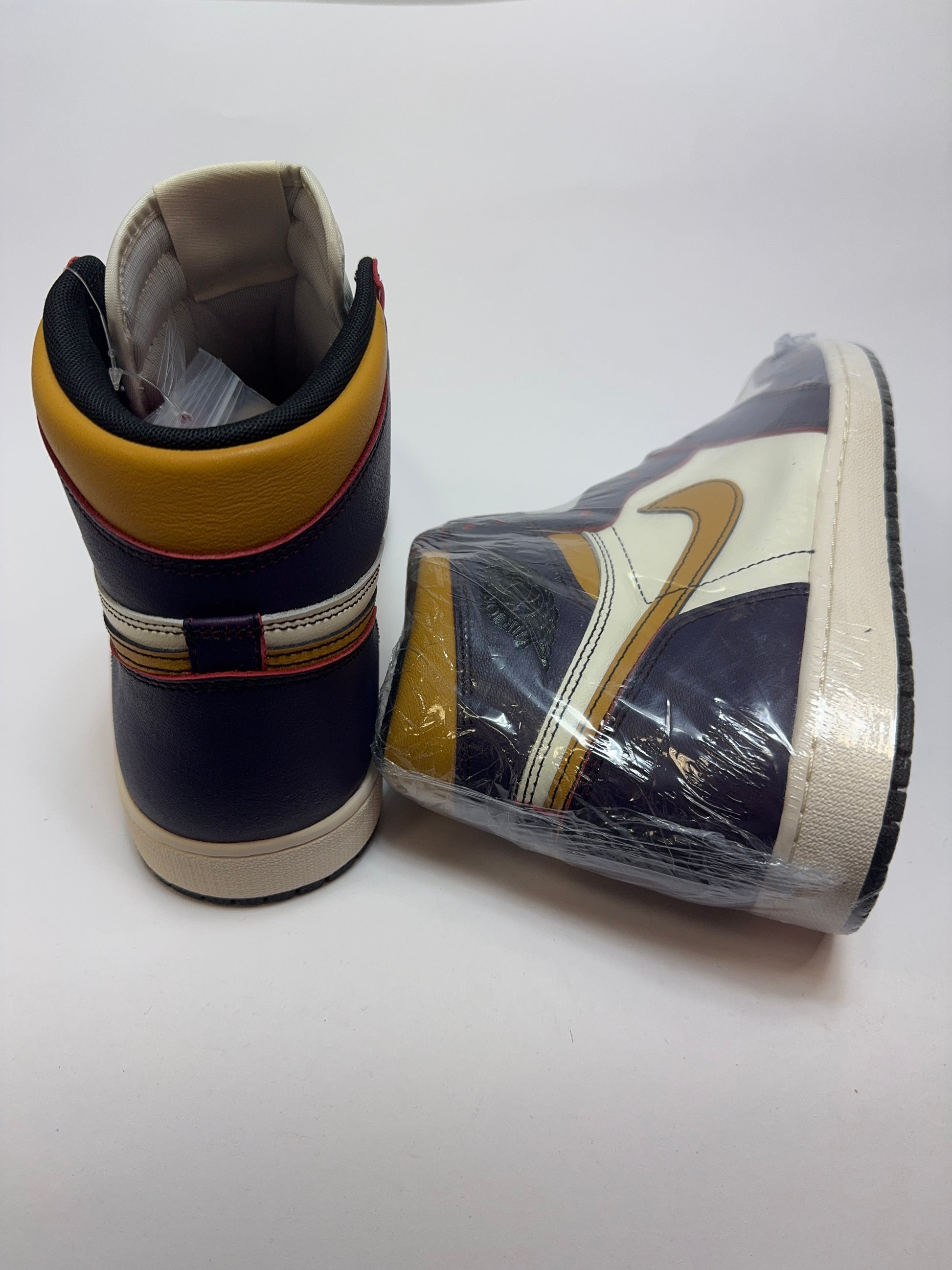 Detailansicht der Rückseite – Fersenlogo Linienumriss in Rot