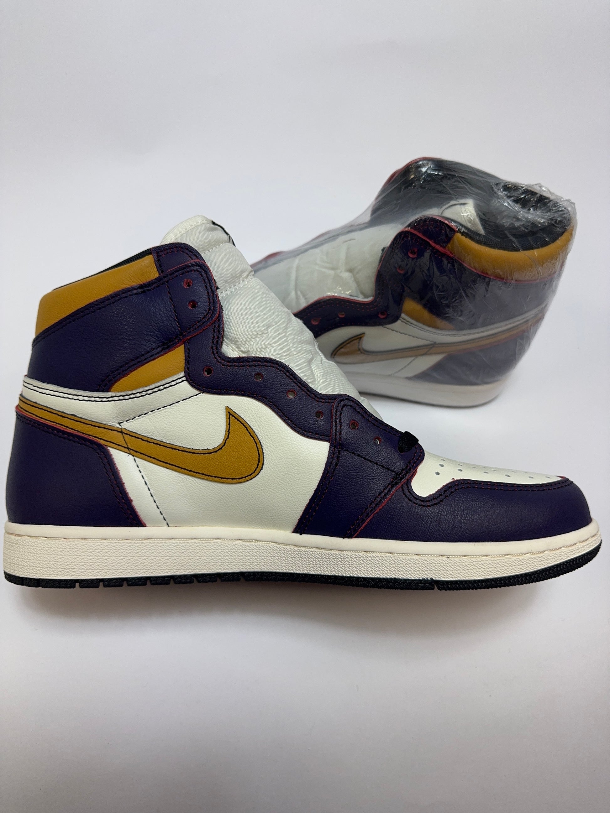 Air Jordan 1 SB ‘LA to Chicago’ linke Ansicht mit roten Chicago Umrissen auf schwarzem Hintergrund