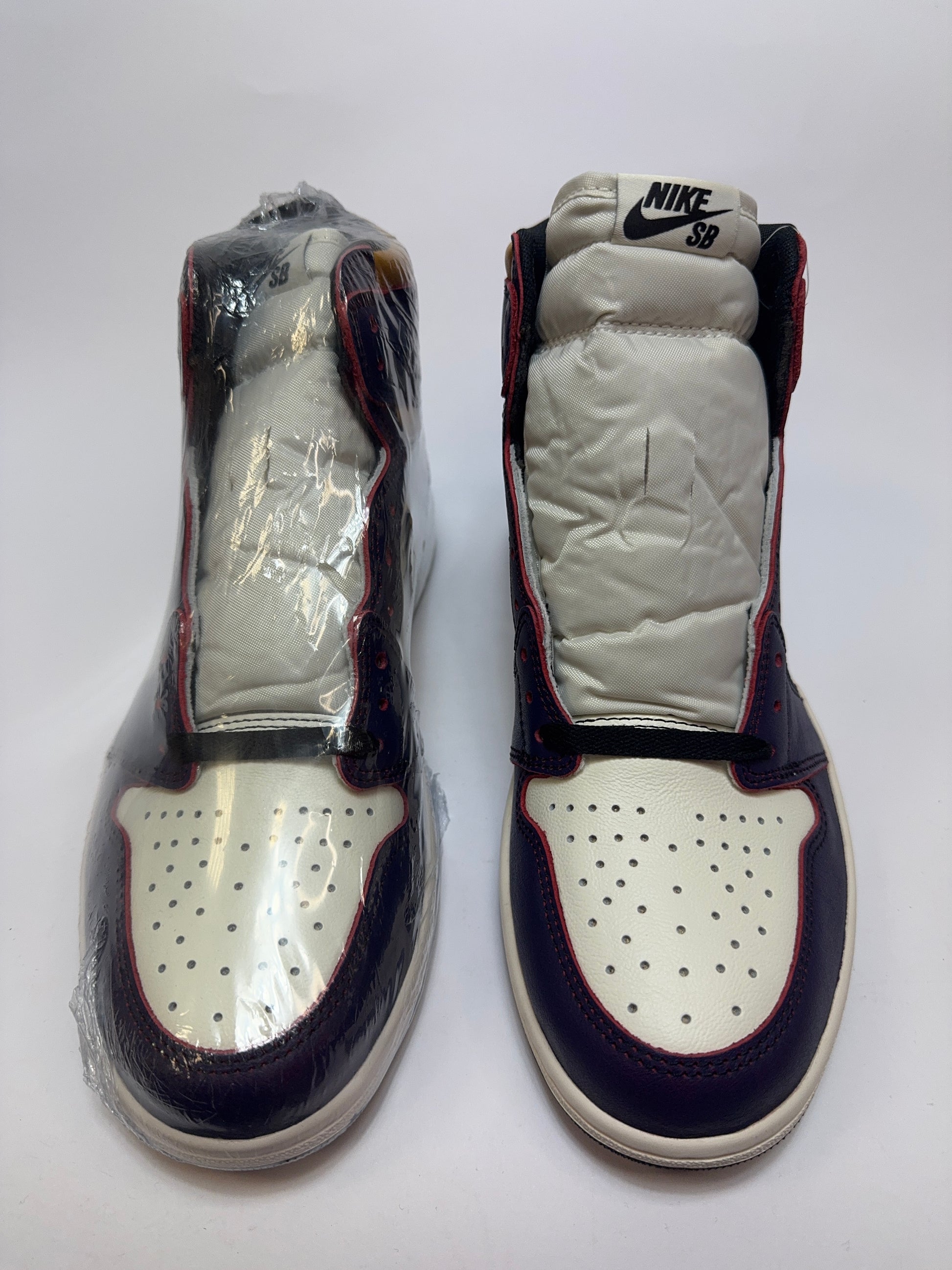 Nahaufnahme der Zunge – Jordan Sportswear Tag mit kontrastierender Stickerei