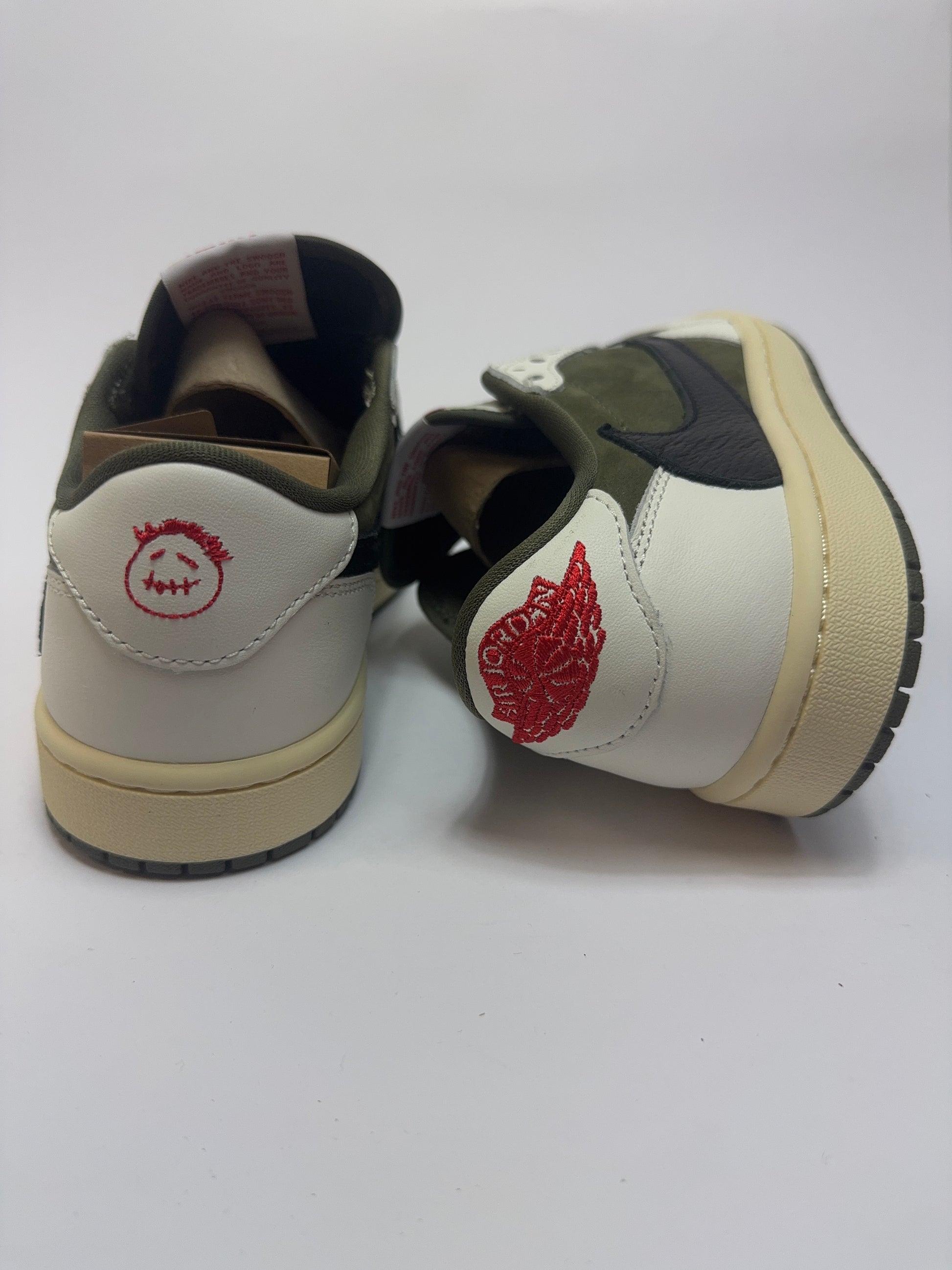 Detailansicht der Rückseite – Travis Scott Wings Logo auf der Ferse mit Muslin Rückpanel