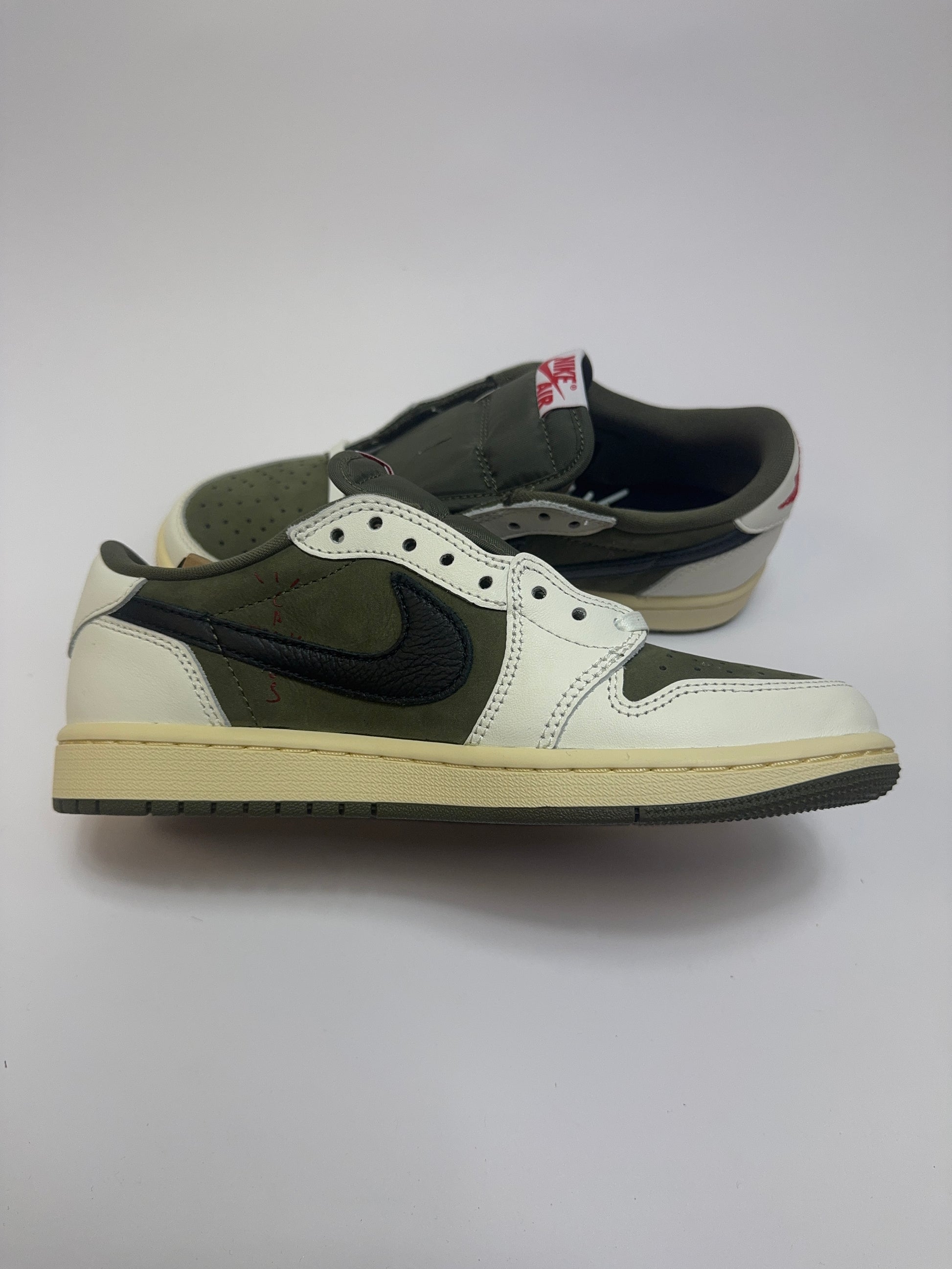 Air Jordan 1 Travis Scott Medium Olive linke Ansicht mit Sail Muslin Overlays und premium Black Unterbau