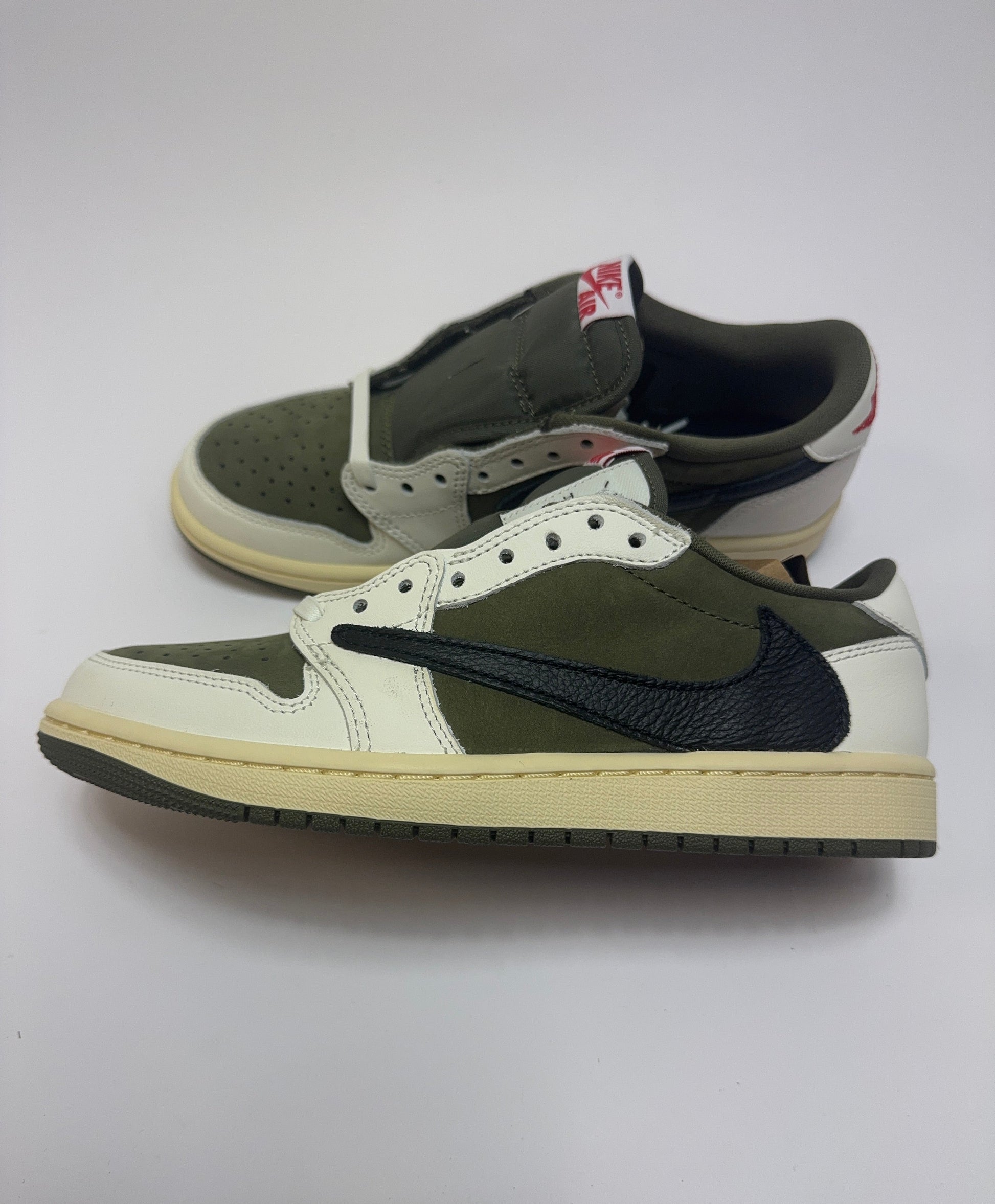 Air Jordan 1 Travis Scott Medium Olive rechte Außenseite mit schwarzem Reverse Swoosh und Olive Lederupper