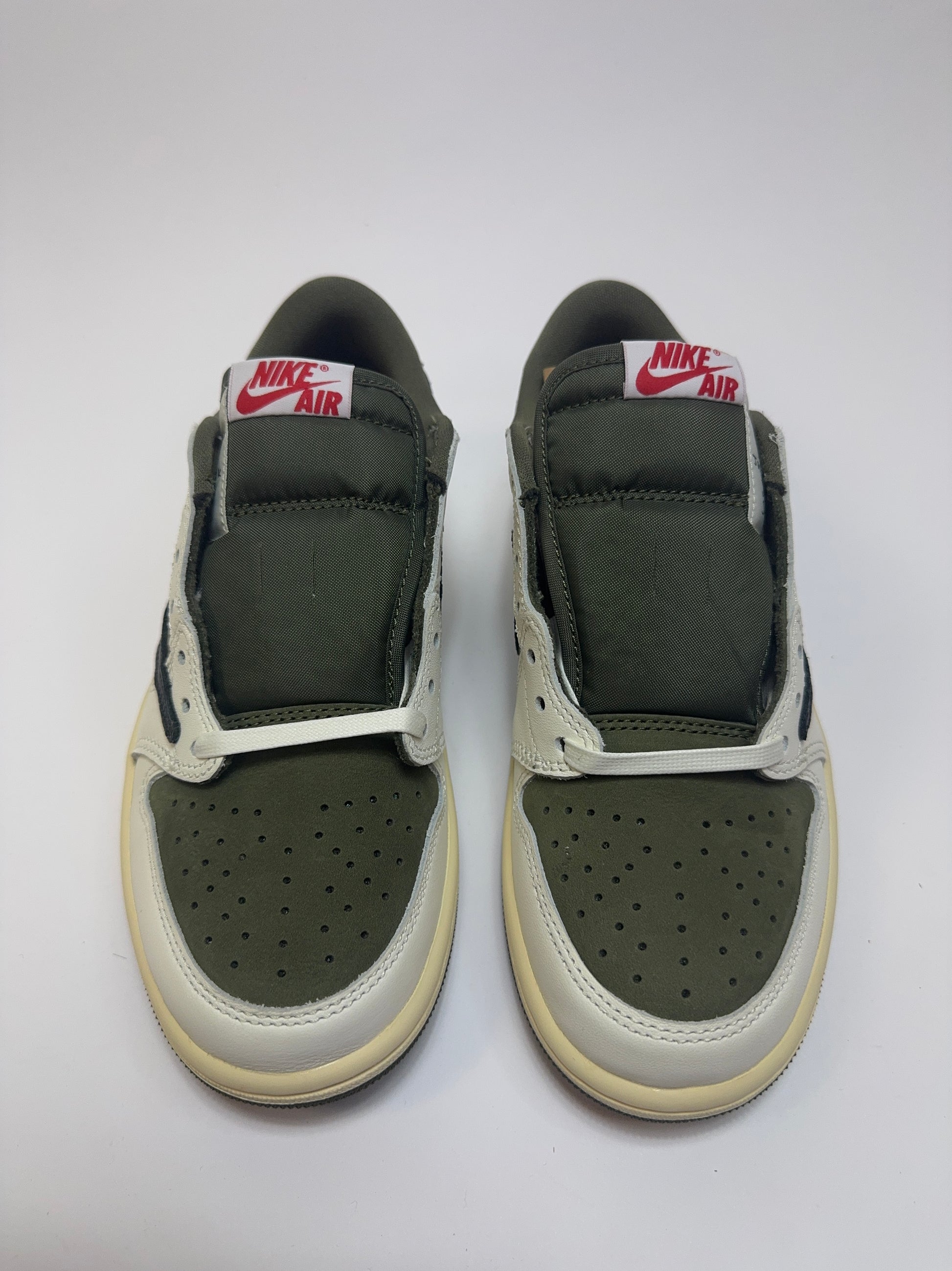 Nahaufnahme der Zunge – Tongue Label mit Cactus Jack Branding und gepolstertem Inner Lining