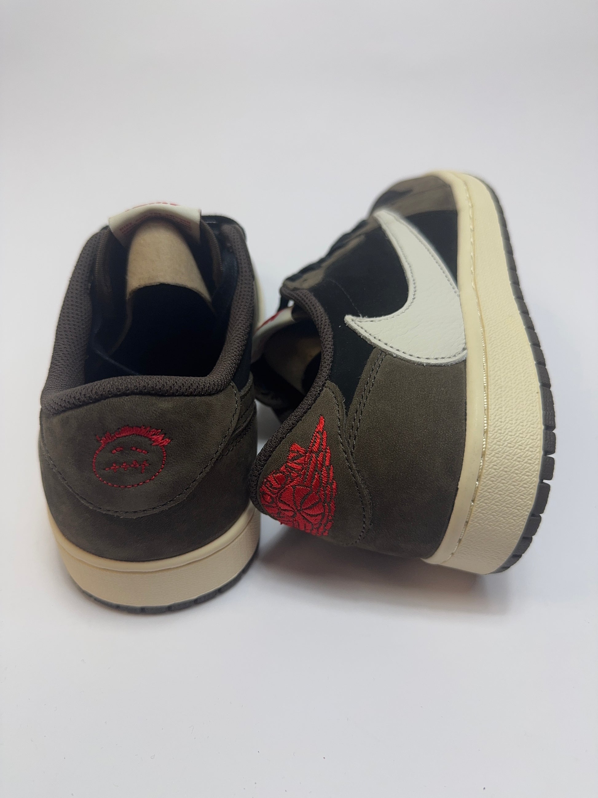 Detailansicht der Rückseite – Reverse Swoosh und Heeltab mit Travis Scott Branding