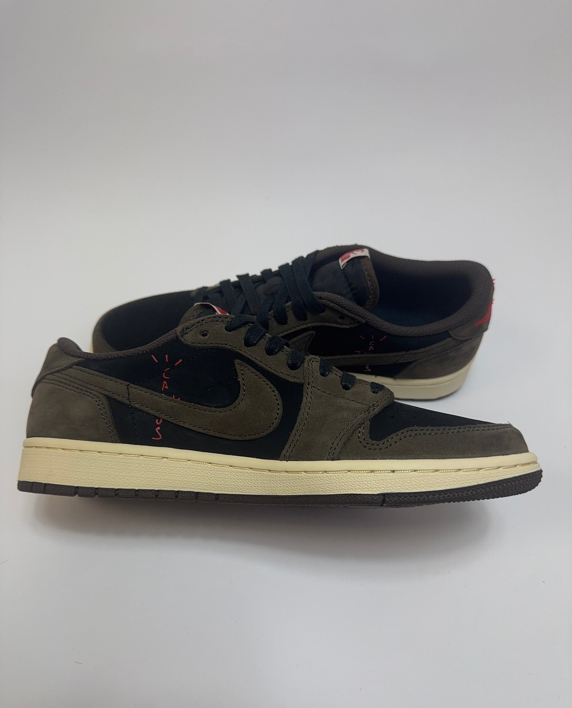 Air Jordan 1 Travis Scott Mocha linke Ansicht mit Sail Akzenten und Red Branding