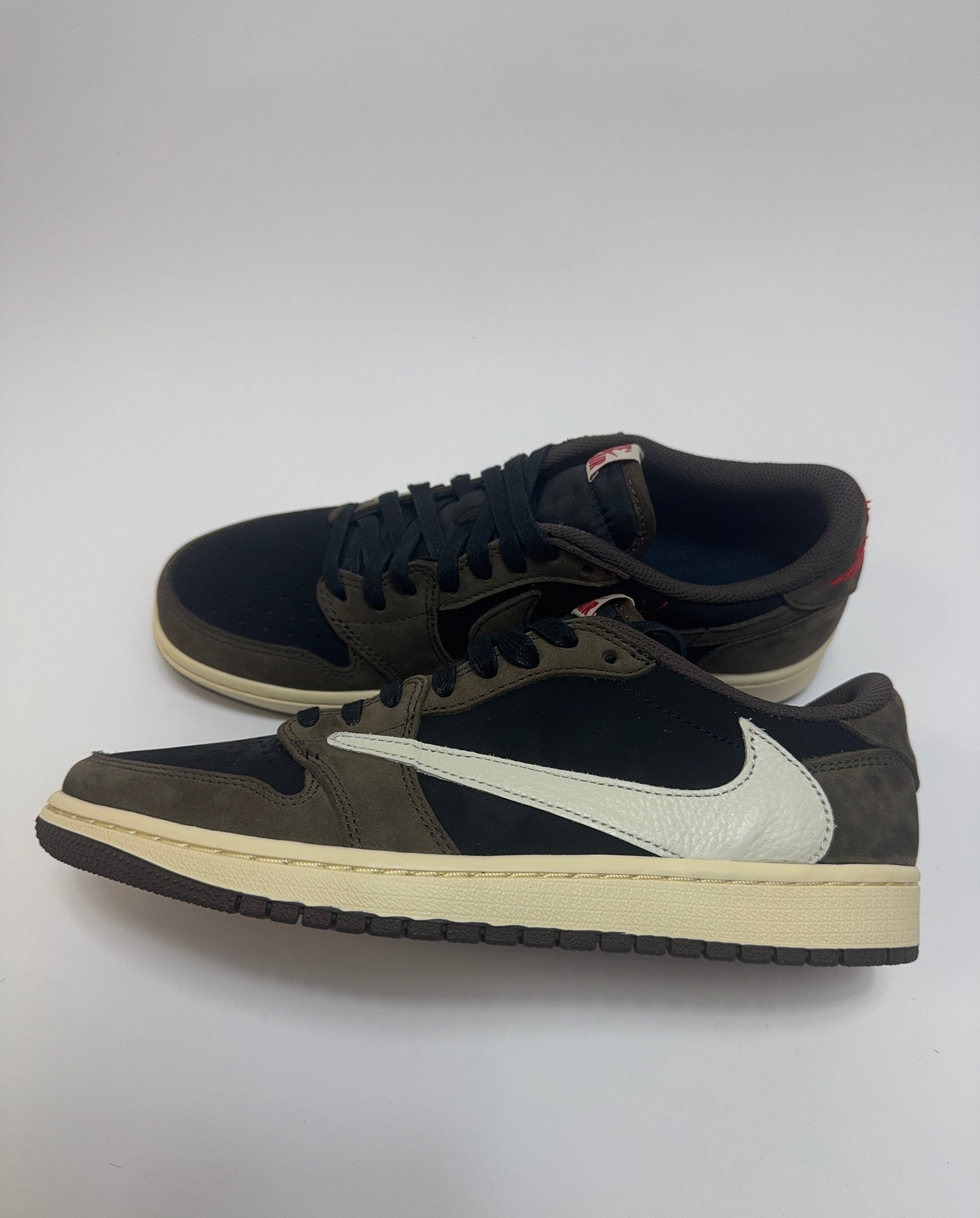 Air Jordan 1 Travis Scott Mocha rechte Außenseite mit schwarzem Upper und Dark Mocha Overlays
