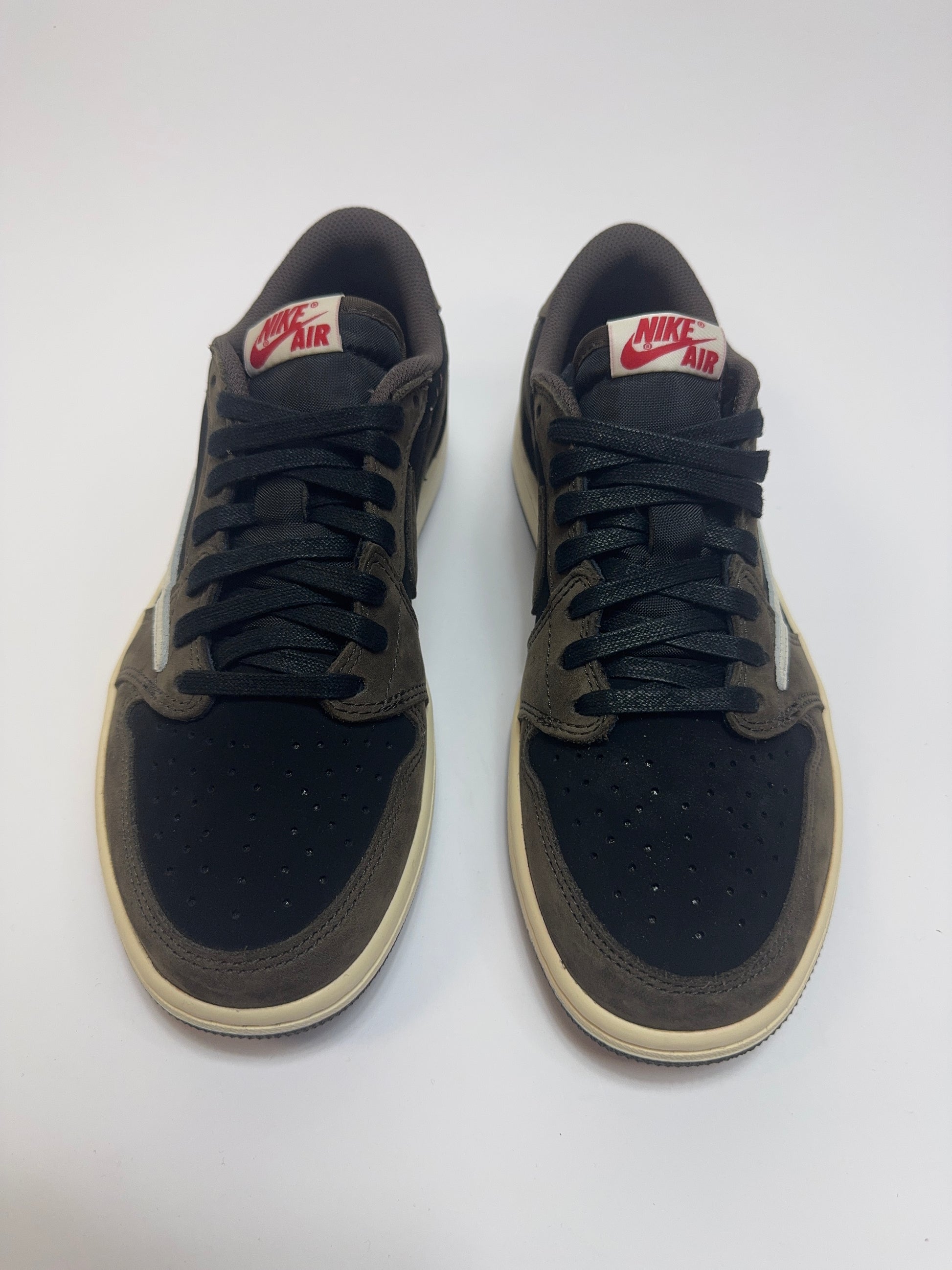 Nahaufnahme der Zunge – Tongue Tag mit ‘Cactus Jack’ Logo