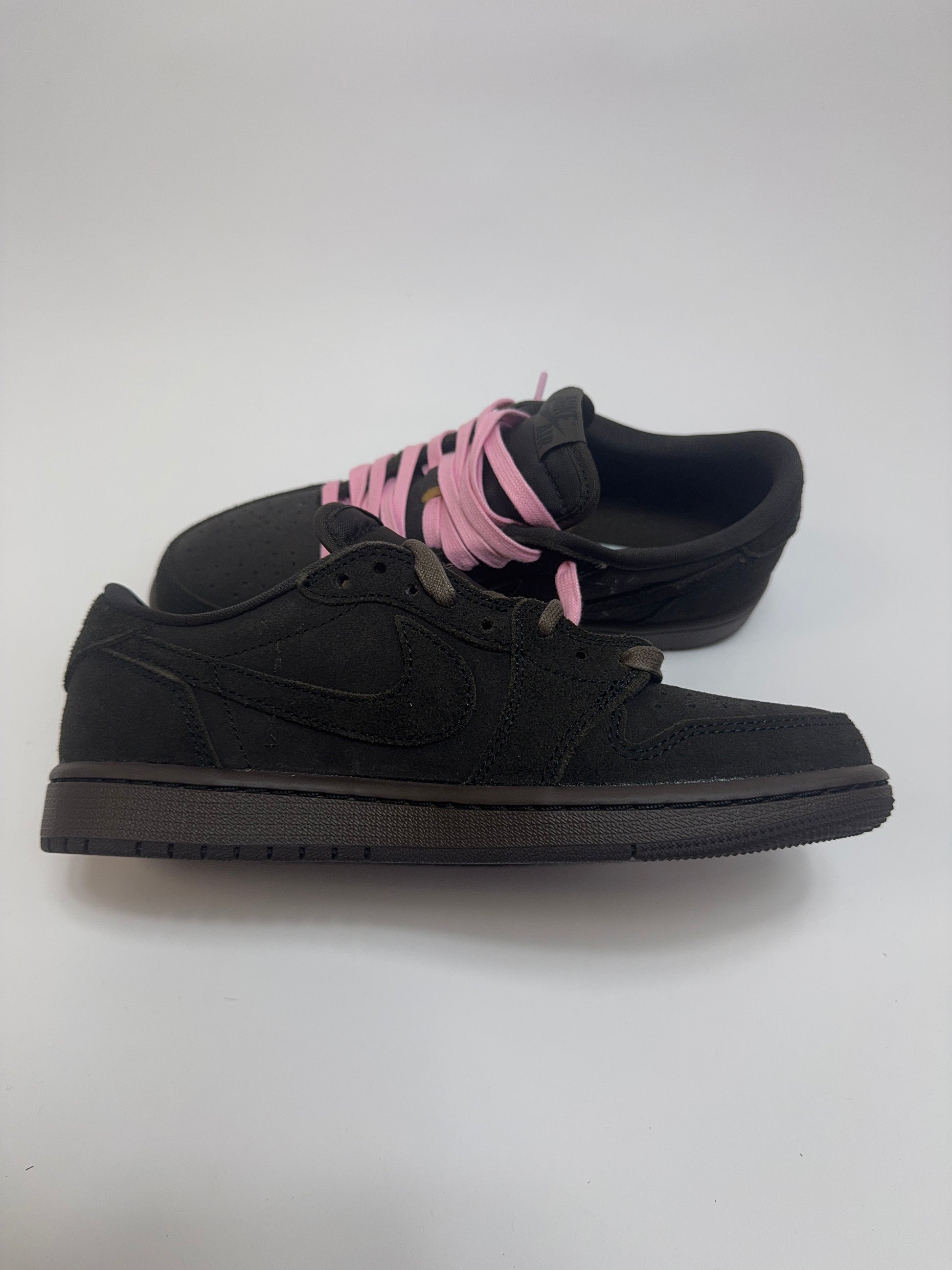 Air Jordan 1 Travis Scott Velvet Brown linke Ansicht mit Reverse Swoosh und tiefem Black Akzent