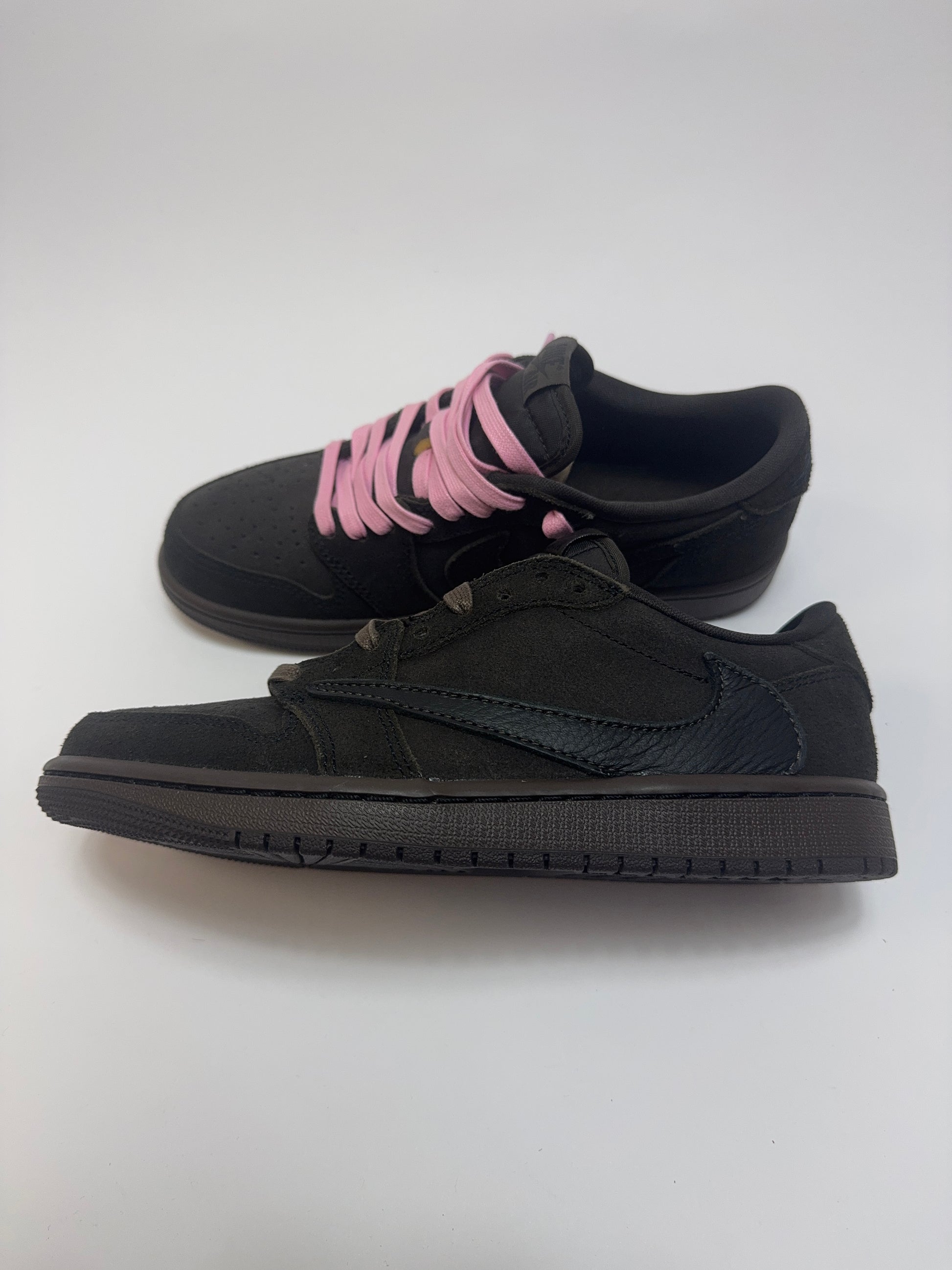 Air Jordan 1 Travis Scott Velvet Brown rechte Außenseite mit Dark Mocha Suede Upper und dezenten Black Overlays