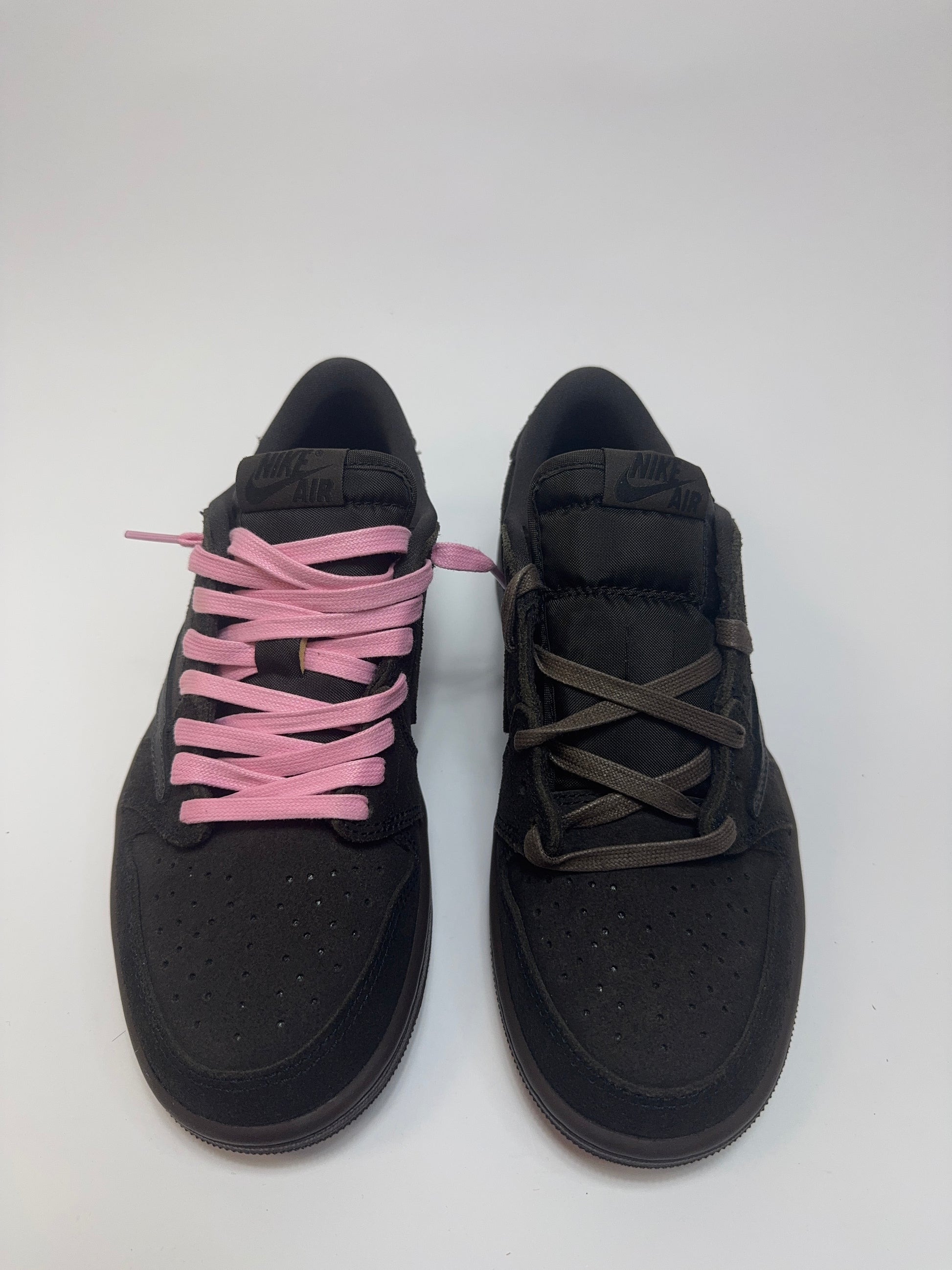 Nahaufnahme der Zunge – Tongue Tag mit Cactus Jack Logo und velvet brown Schnürsenkeln