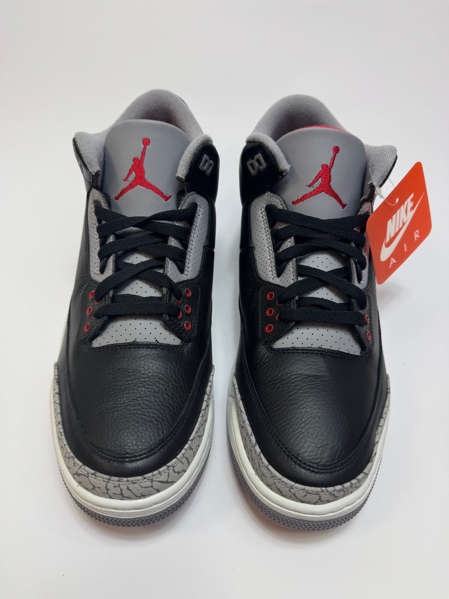Nahaufnahme der Zunge – Tongue Tag mit Nike Air Branding und Fire Red Jumpman Logo