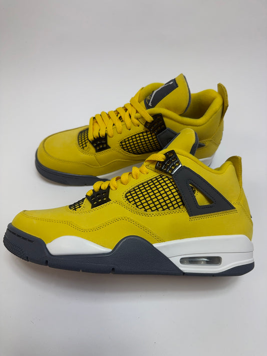 Air Jordan 4 Lightning 2021 rechte Außenseite mit Tour Yellow Nubuck Upper und schwarze Netzeinsätze