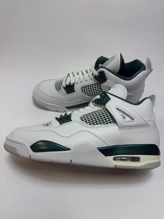 Air Jordan 4 Oxidized Green rechte Außenseite mit weißem Leder-Upper und metallischen Oxidised Green Akzenten an Eyelets und Branding
