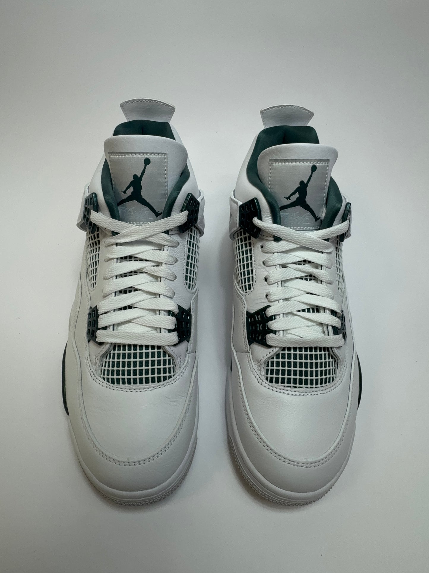 Nahaufnahme der Zunge – Tongue Tag mit Jumpman Logo und metallischer Oxidised Green Umrandung
