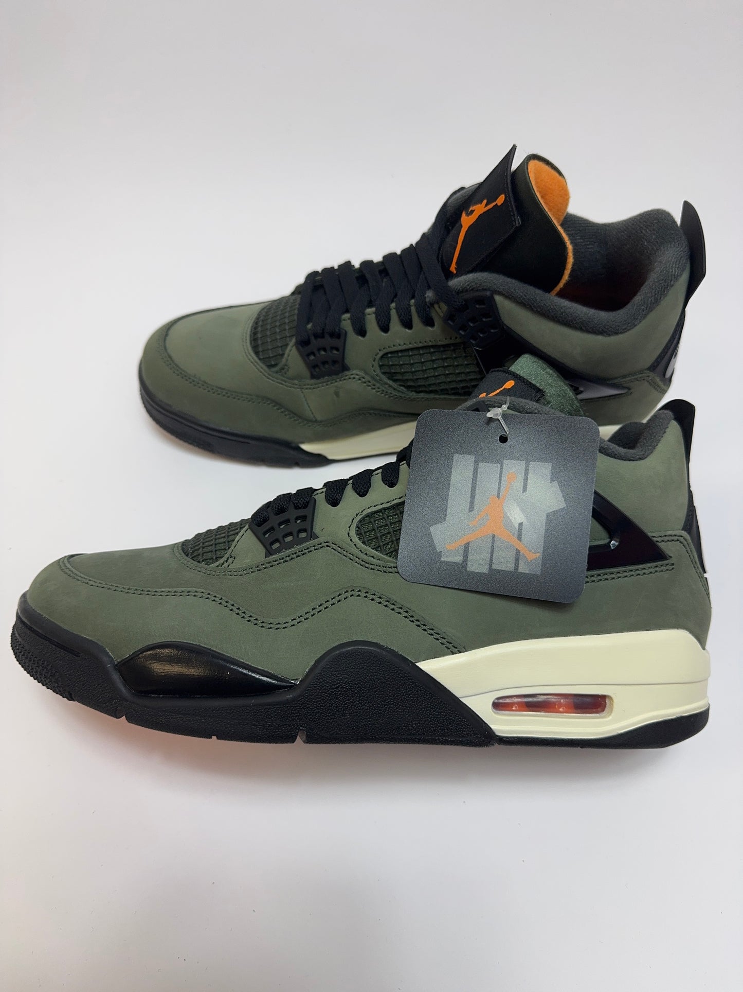 Air Jordan 4 Undefeated 2025 rechte Außenseite mit Deep Green Nubuck Upper und Clementine Orange Eyelets