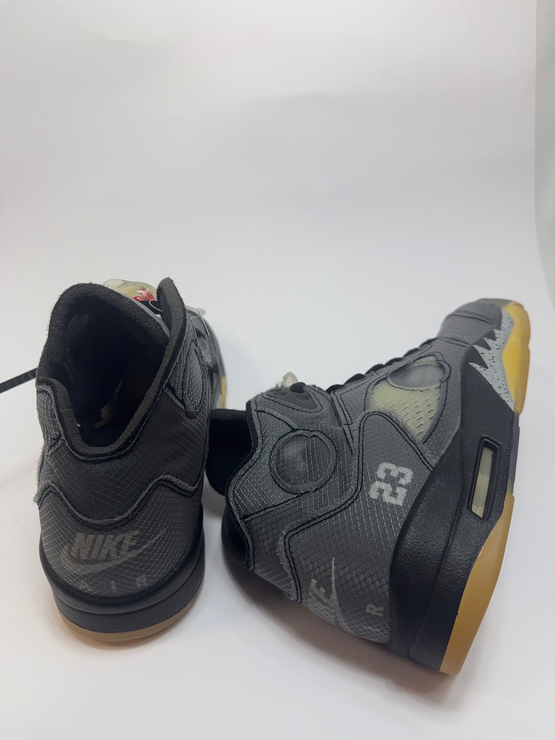 Detailansicht der Rückseite – Fersenbereich mit Fire Red Branding und Black/Muslin Farbkontrast