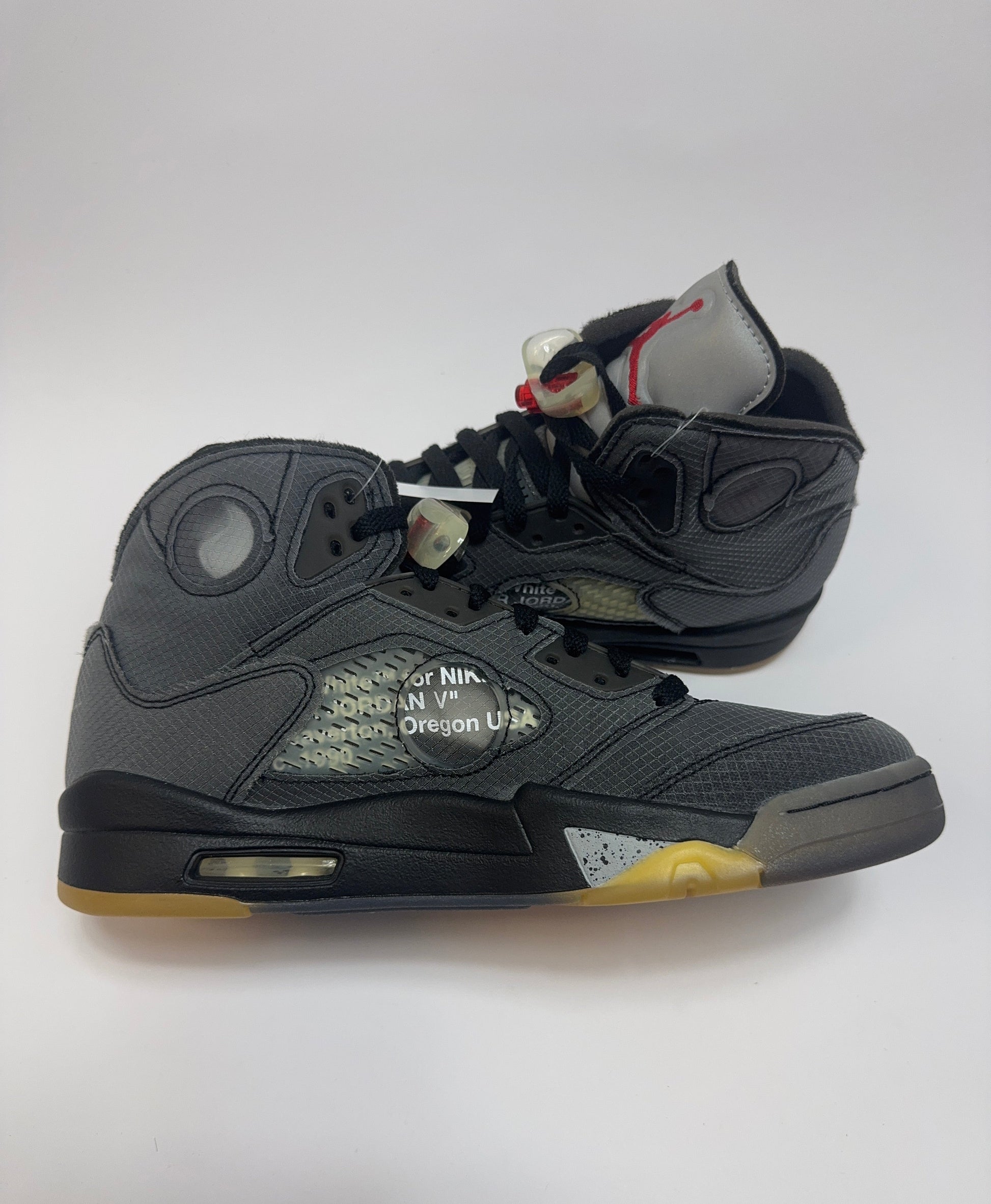 Air Jordan 5 Off-White Black linke Ansicht mit schwarzem Obermaterial und Off-White Designdetails