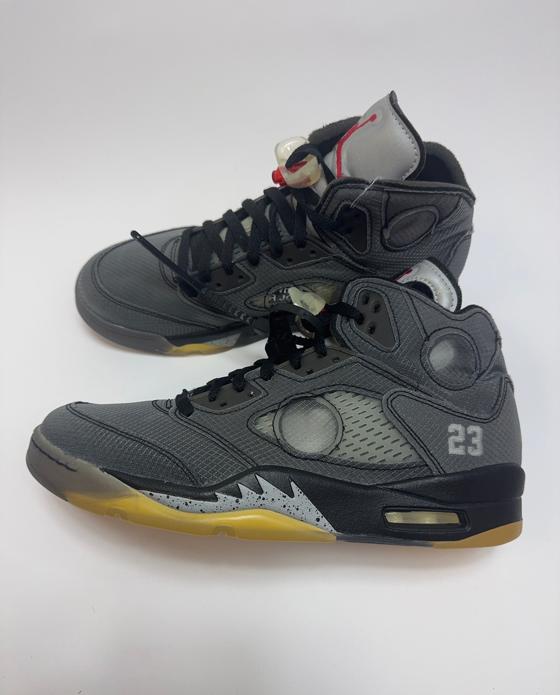 Air Jordan 5 Off-White Black rechte Außenseite mit Muslin Netz-Panels und schwarzem Overlay