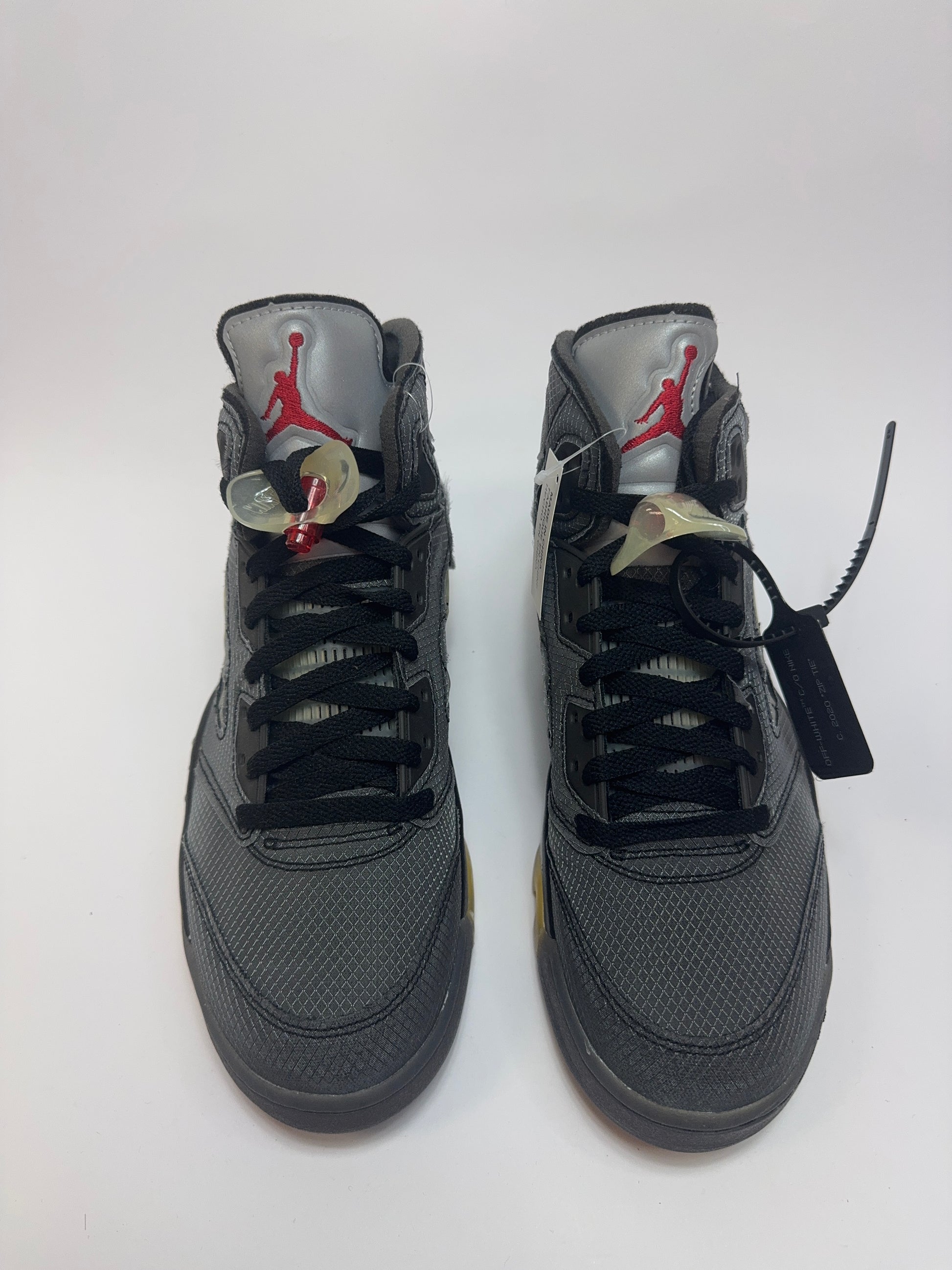 Nahaufnahme der Zunge – reflectiver Jumpman auf Zunge mit Off-White Branding