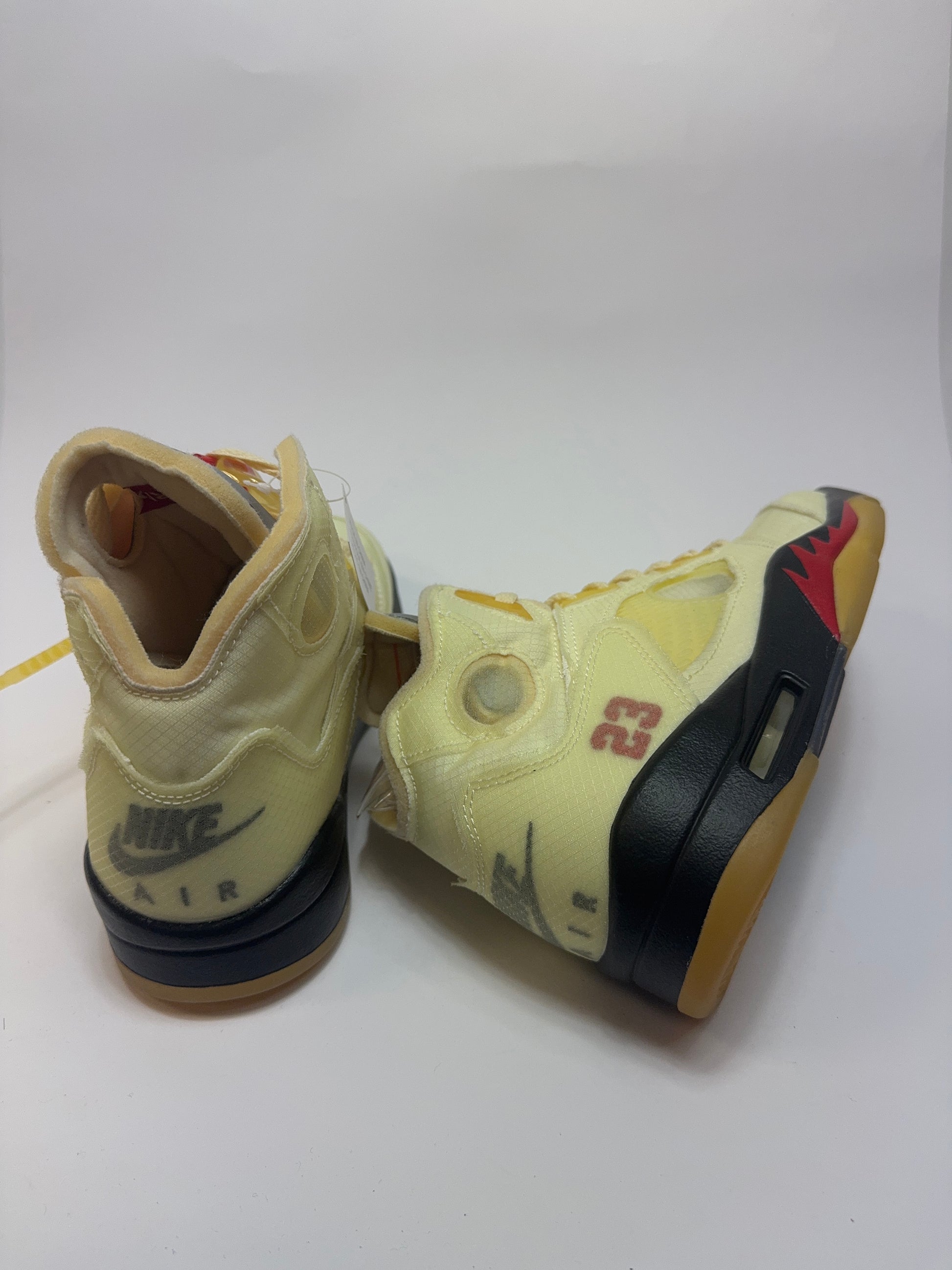 Detailansicht der Rückseite – Fire Red Tag am Fersenbereich und Off-White Branding Akzente