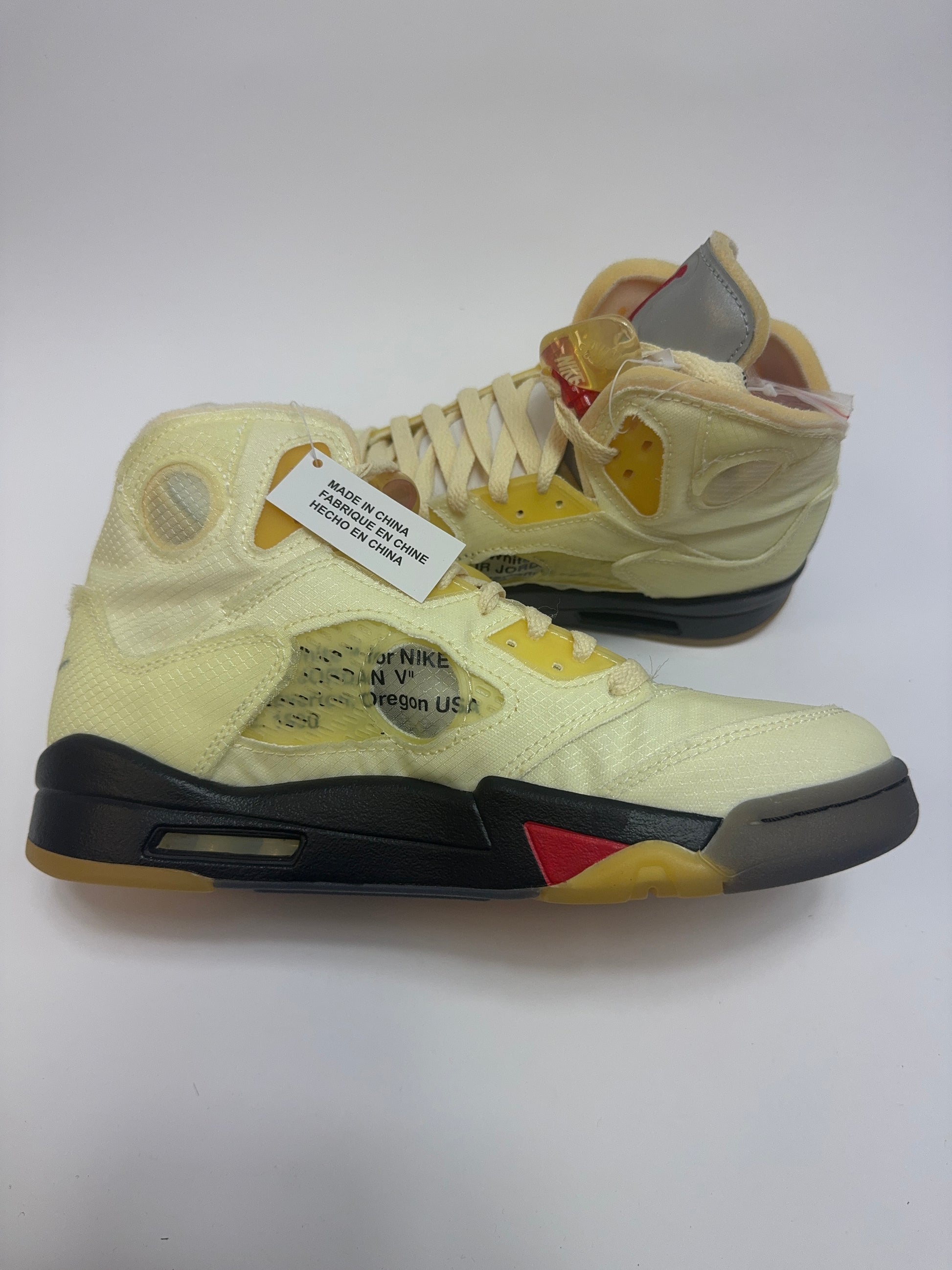 Air Jordan 5 x Off-White Sail linke Ansicht mit kreisförmigen Fenster-Panels und weißen Overlays