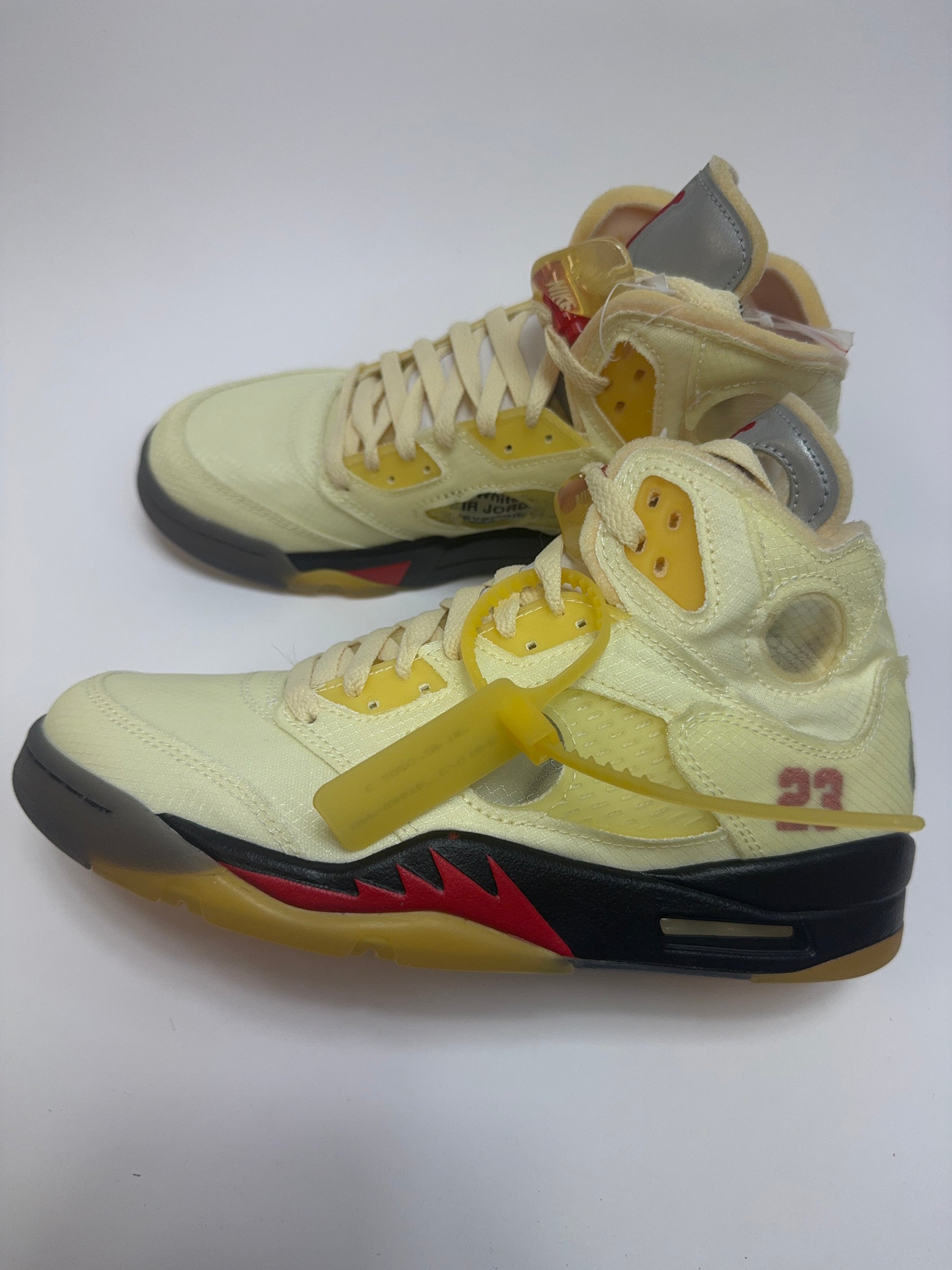 Air Jordan 5 x Off-White Sail rechte Außenseite mit sailfarbenem Mesh Upper und durchsichtigen Netz-Einsätzen