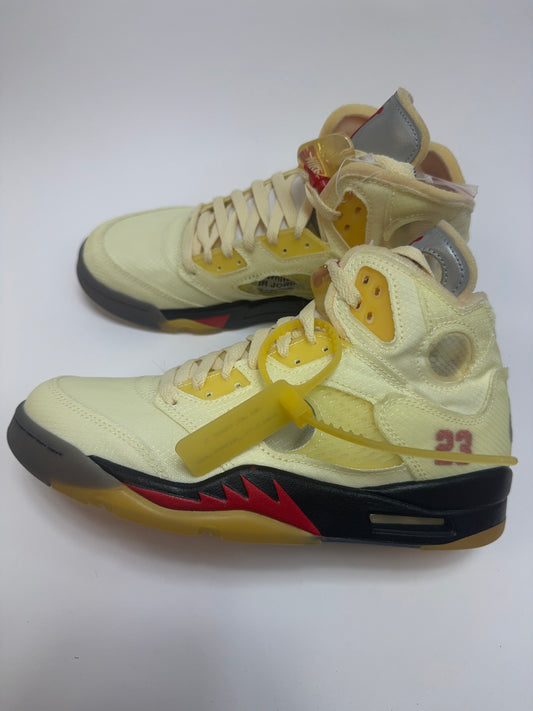 Air Jordan 5 x Off-White Sail rechte Außenseite mit sailfarbenem Mesh Upper und durchsichtigen Netz-Einsätzen