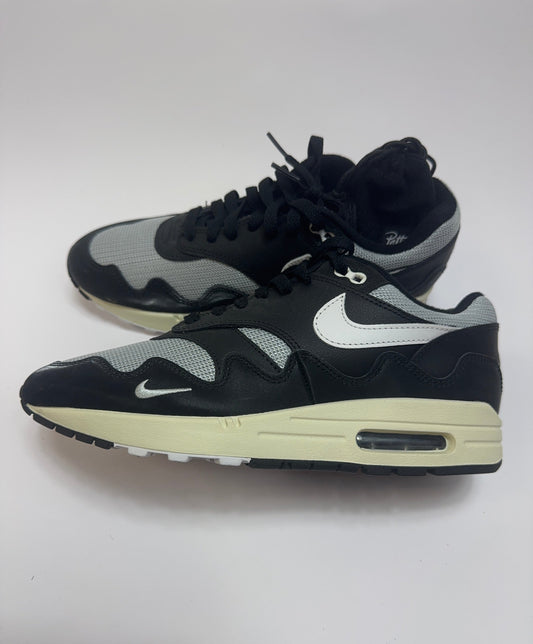 Nike Air Max 1 Patta Waves Black rechte Außenseite mit Metallic Silver Overlays und Black Synthetic Leather Panels