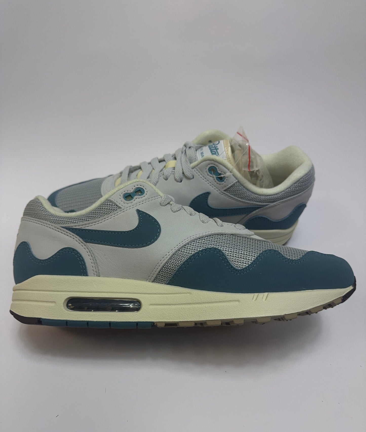 Nike Air Max 1 Patta Waves Noise Aqua linke Ansicht mit Mini Swoosh auf Mudguard und Pure Platinum Akzenten