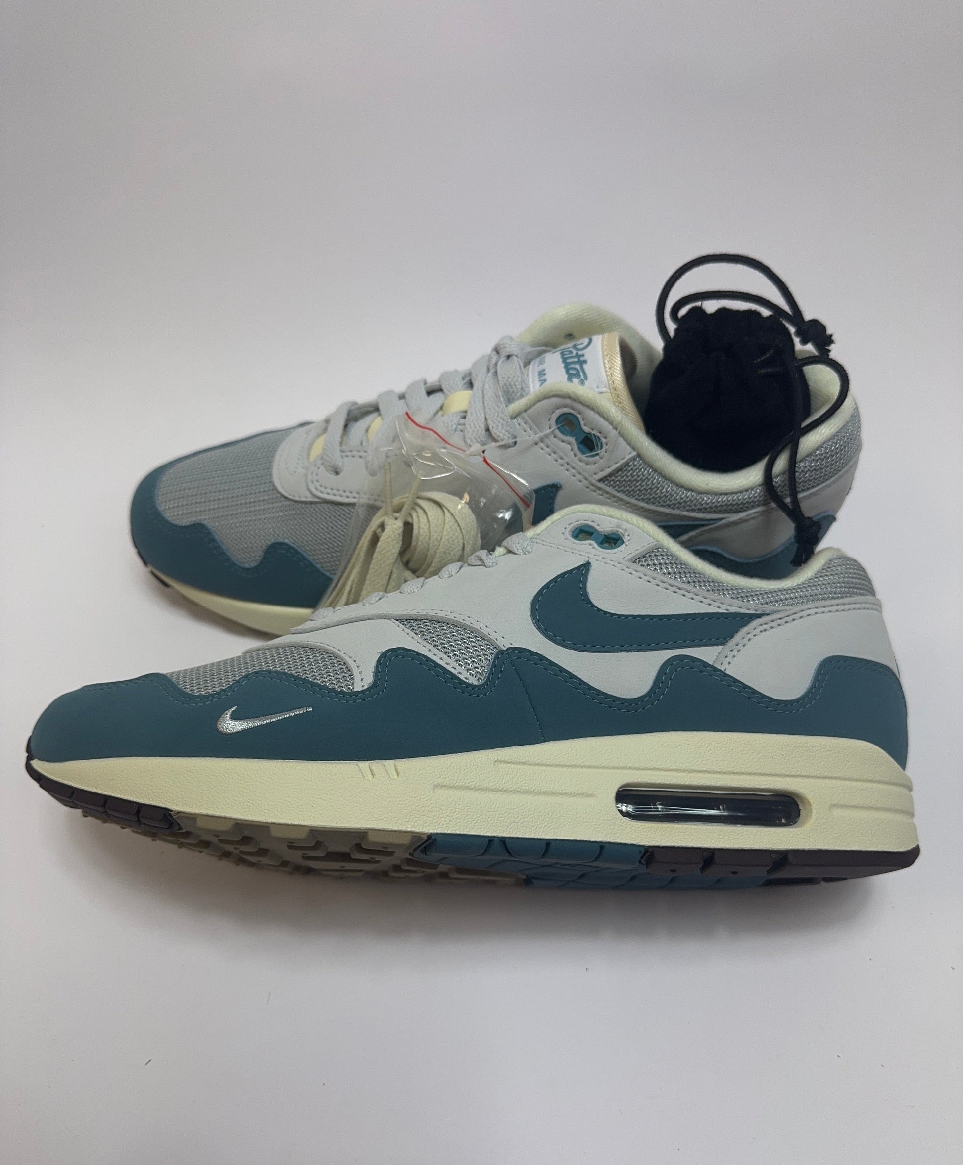 Nike Air Max 1 Patta Waves Noise Aqua rechte Außenseite mit Noise Aqua Wave-Overlay und Metallic Silver Upper