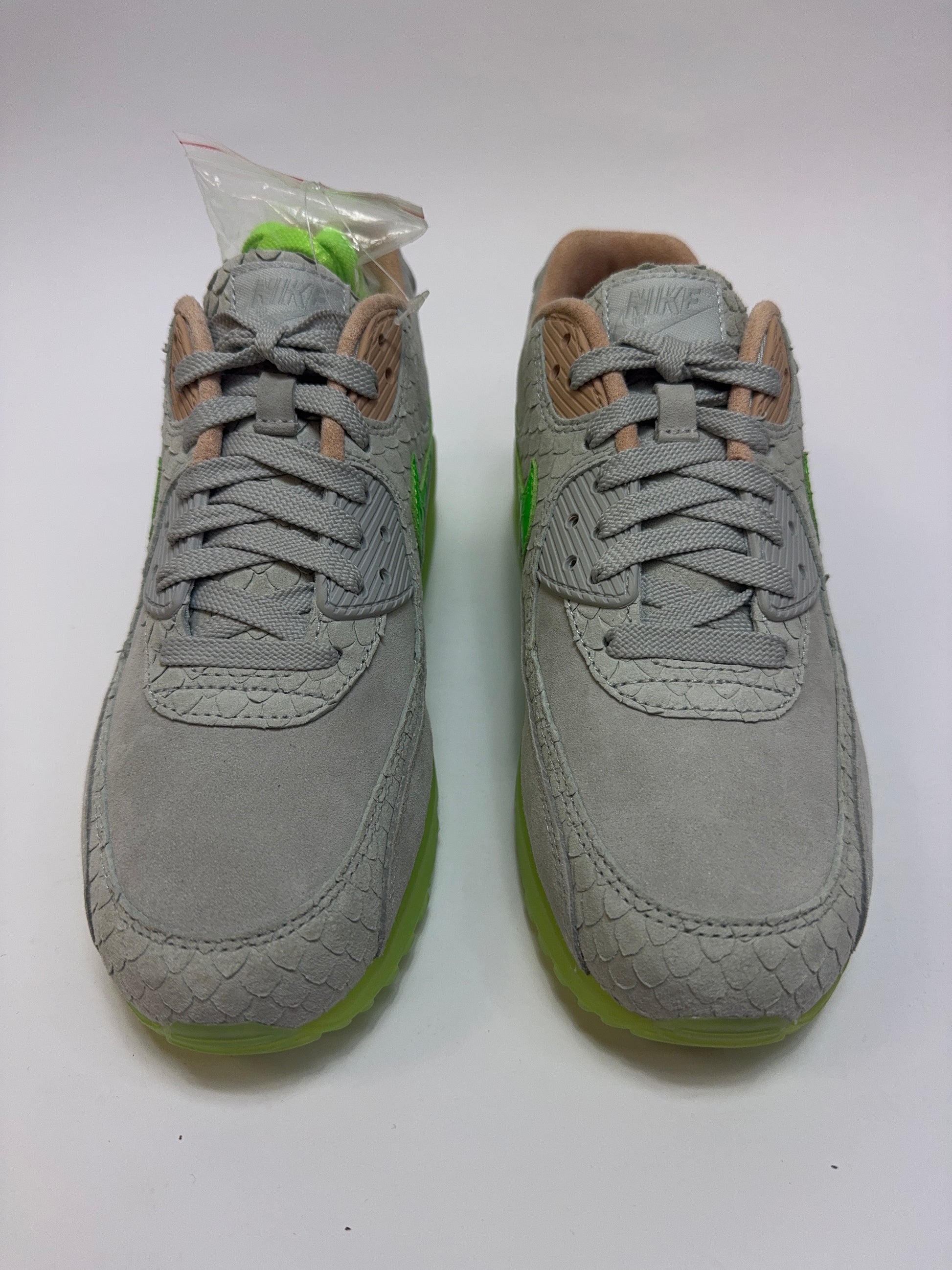 Nahaufnahme der Zunge – Tongue Tag mit Branding und strukturierter Oberfläche