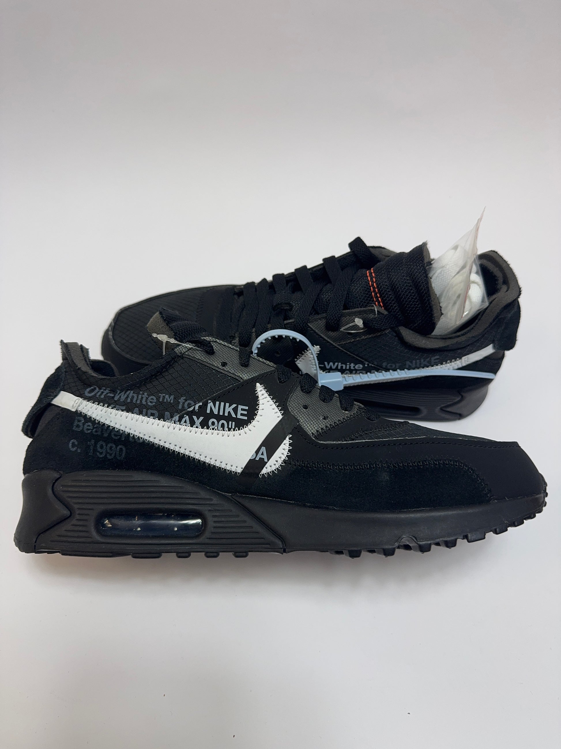 Off-White Air Max 90 Black linke Ansicht mit weißem Swoosh, orange Tab und übernähter Umrandung