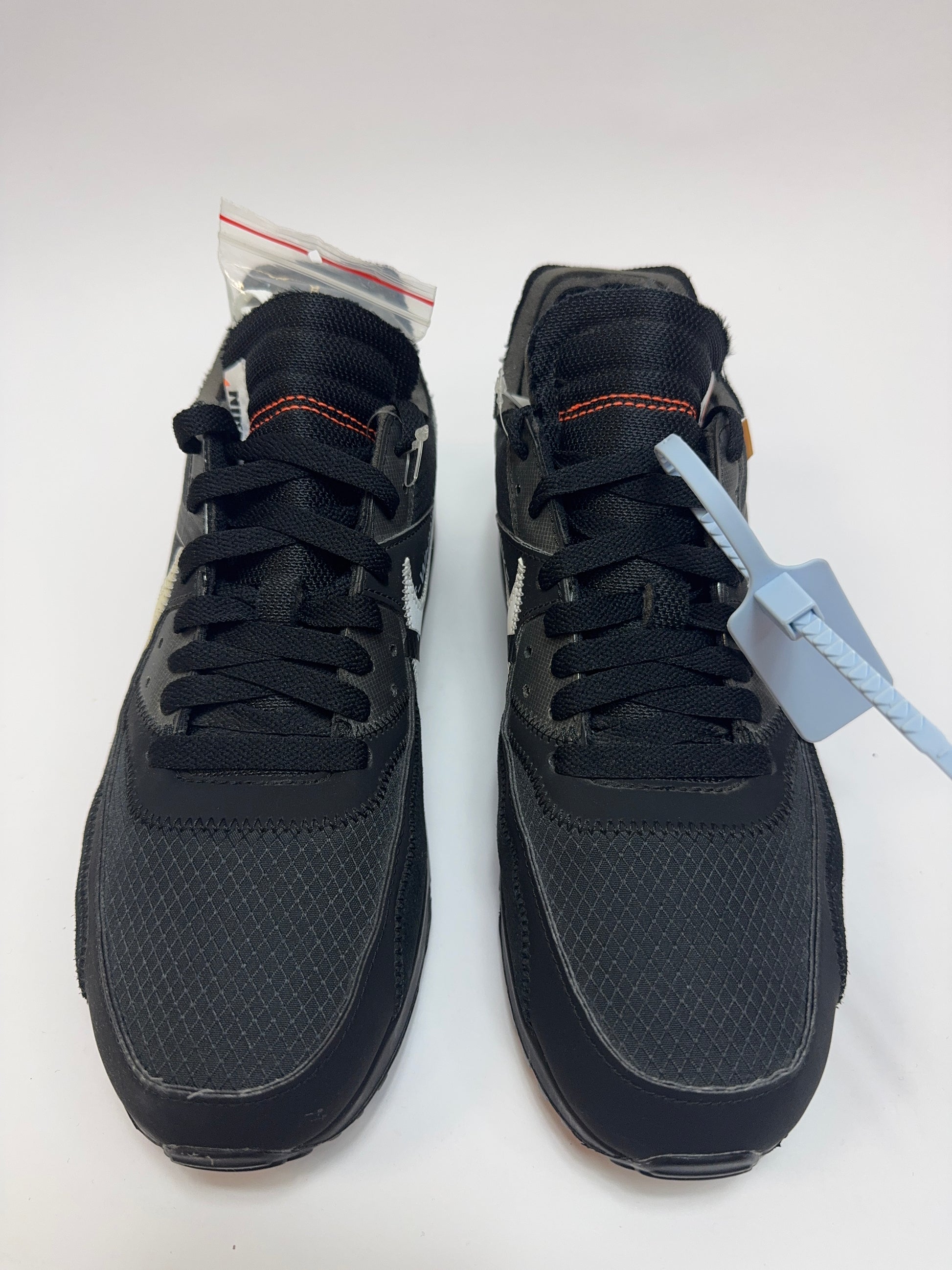 Nahaufnahme der Zunge – sichtbare Off-White Schaumkante, Exposed Foam und gesticktes Label