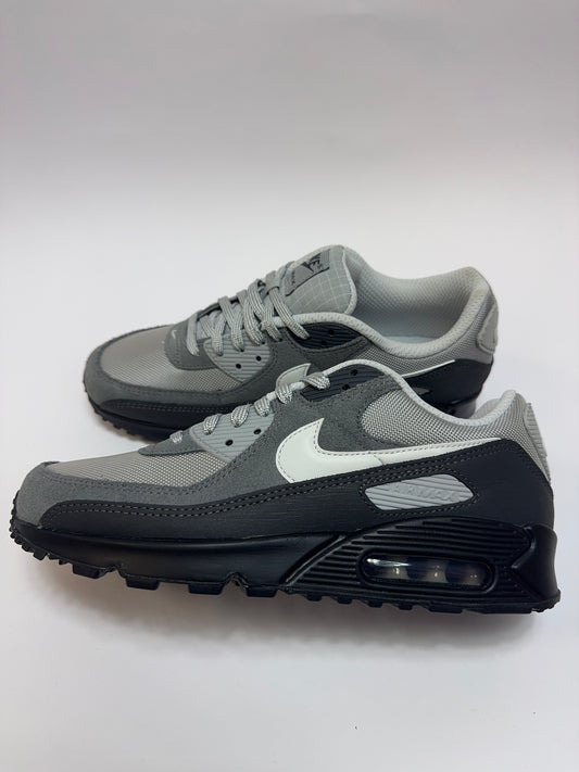Nike Air Max 90 Reflective Anthracite rechte Außenseite mit anthrazitfarbenem Mesh Upper und reflektierenden Akzenten