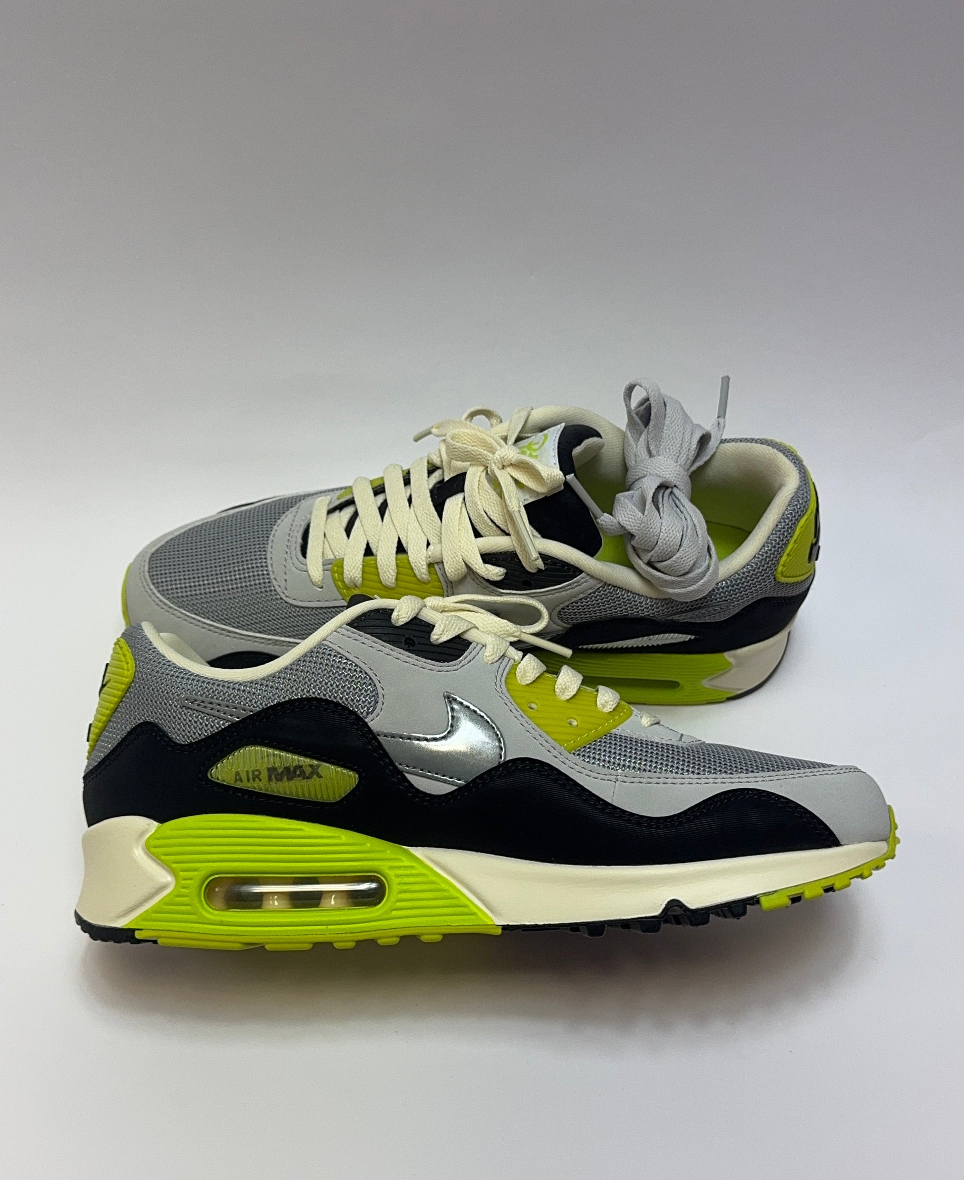 Nike Air Max 90 SP Patta Waves Cyber linke Ansicht mit Neutral Grey Overlays, schwarzem Swoosh und subtilem Tie-Dye