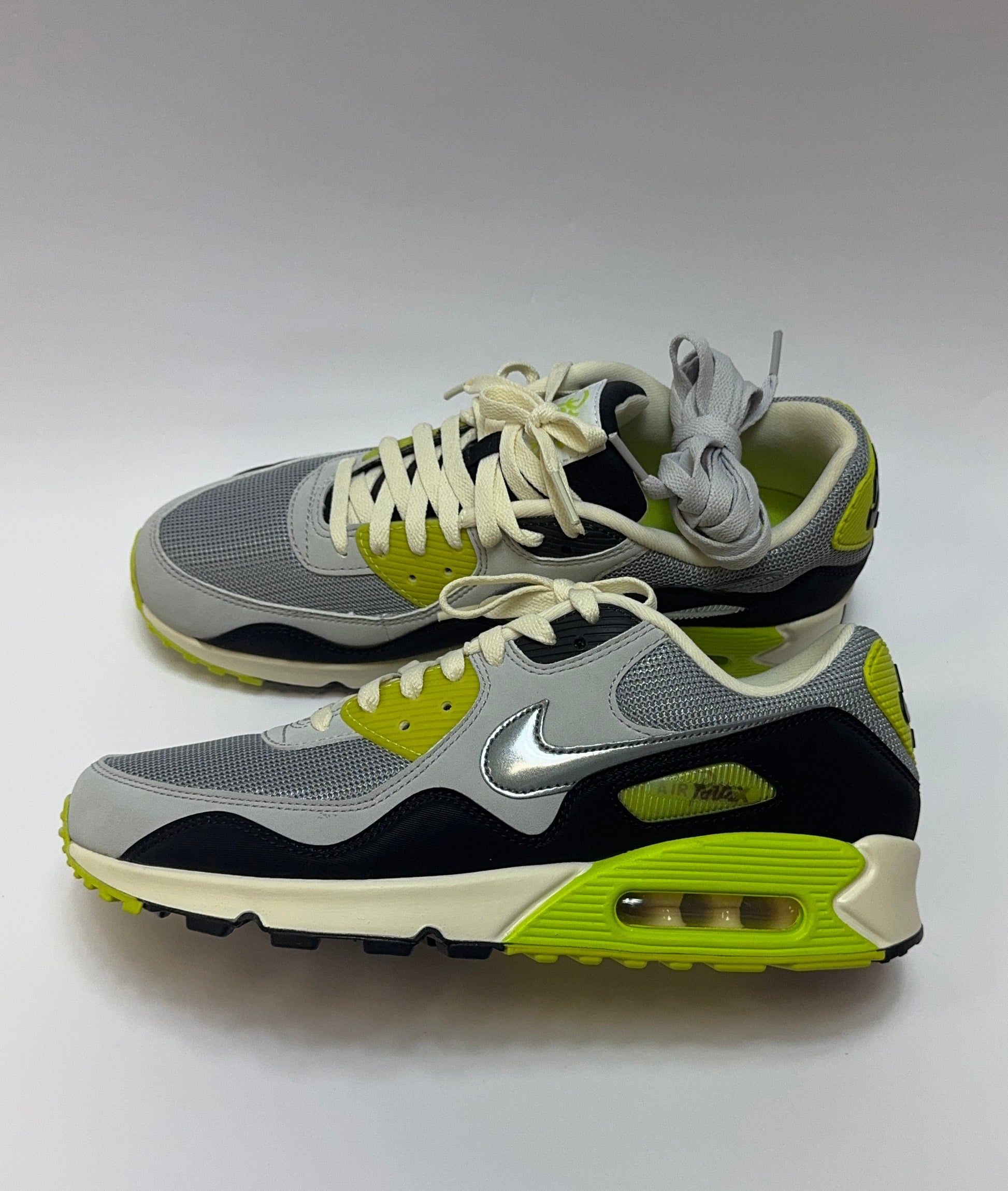 Nike Air Max 90 SP Patta Waves Cyber rechte Außenseite mit Particle Grey Mesh Upper und blau-grauen Overlays