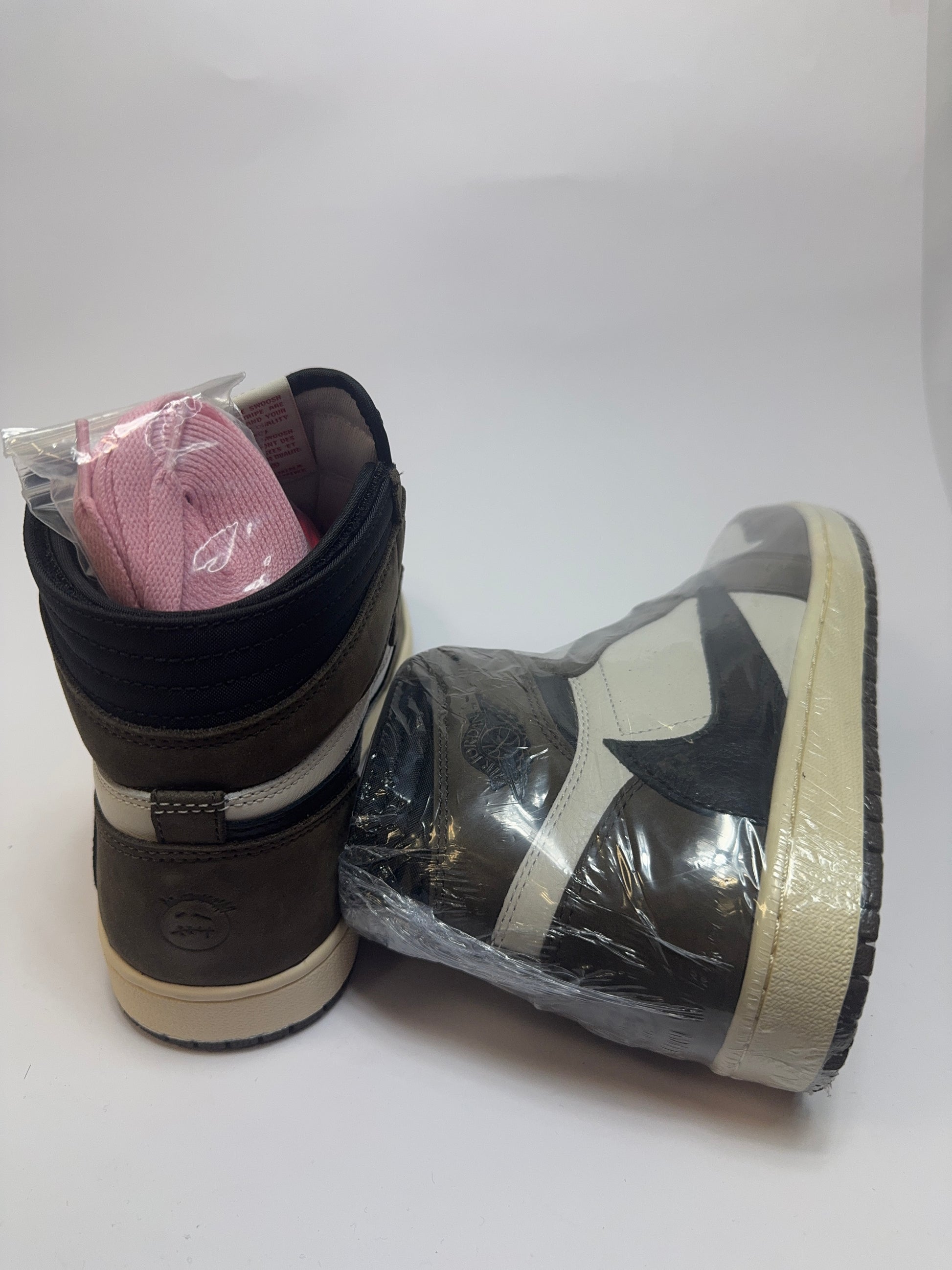 Detailansicht der Rückseite – Fersenbereich mit Mocha Overlays und Cactus Jack Logo