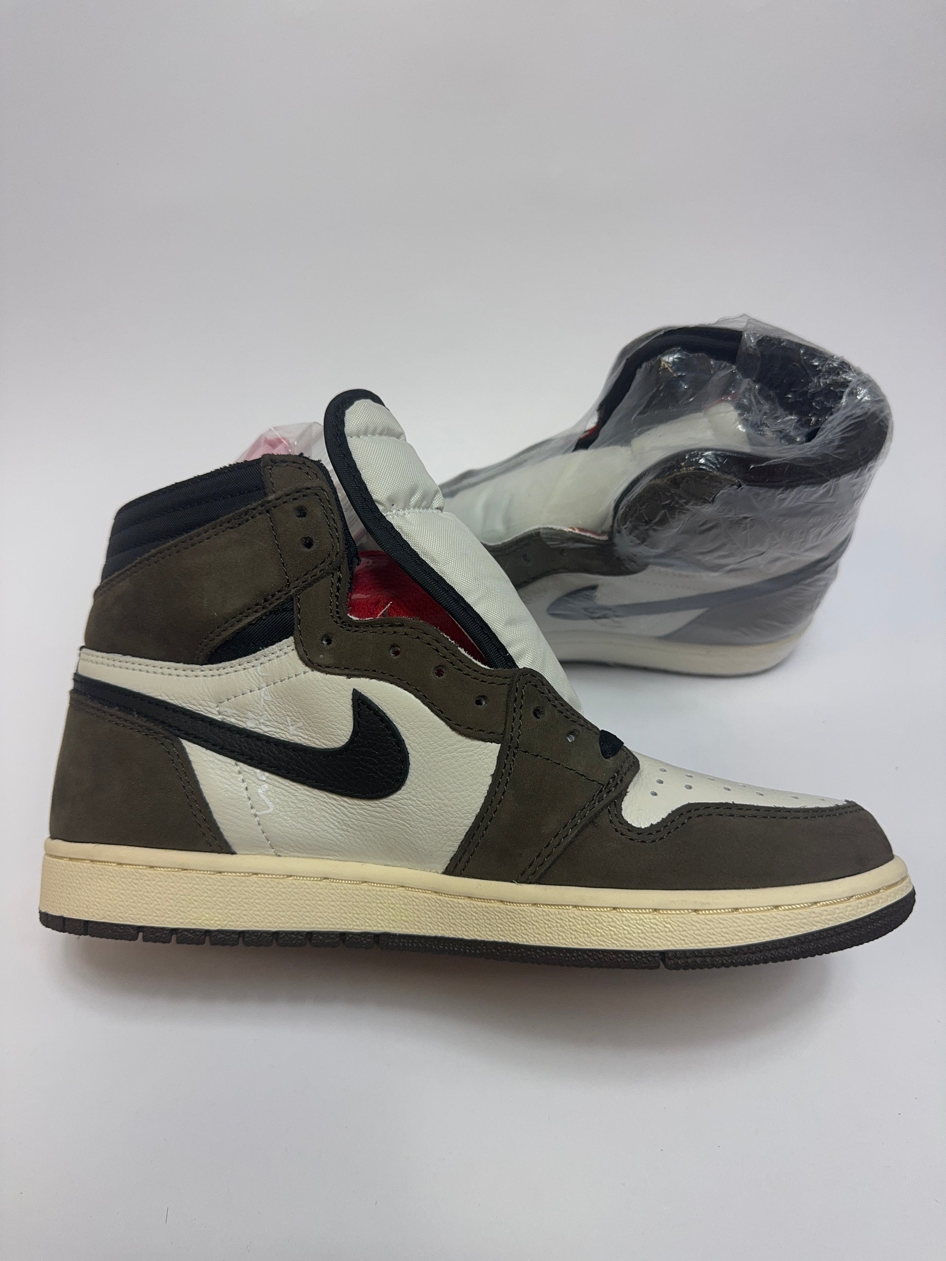 Air Jordan 1 Travis Scott High linke Außenseite mit Reverse Swoosh im schwarzen Leder und kontrastierenden Akzenten