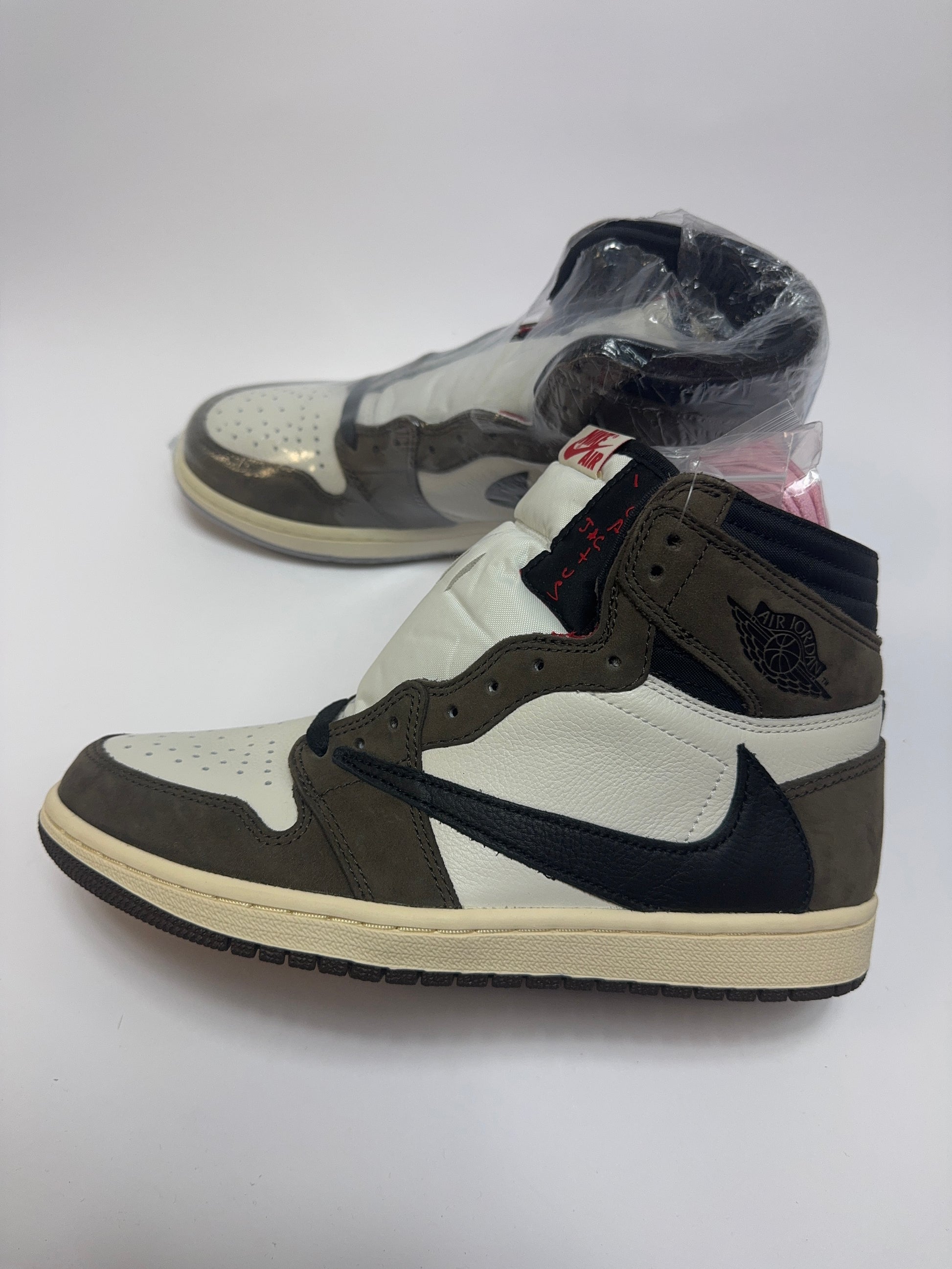 Air Jordan 1 Travis Scott High rechte Außenseite mit weißen Basis, Mocha Suede Overlays und schwarzem Reverse Swoosh