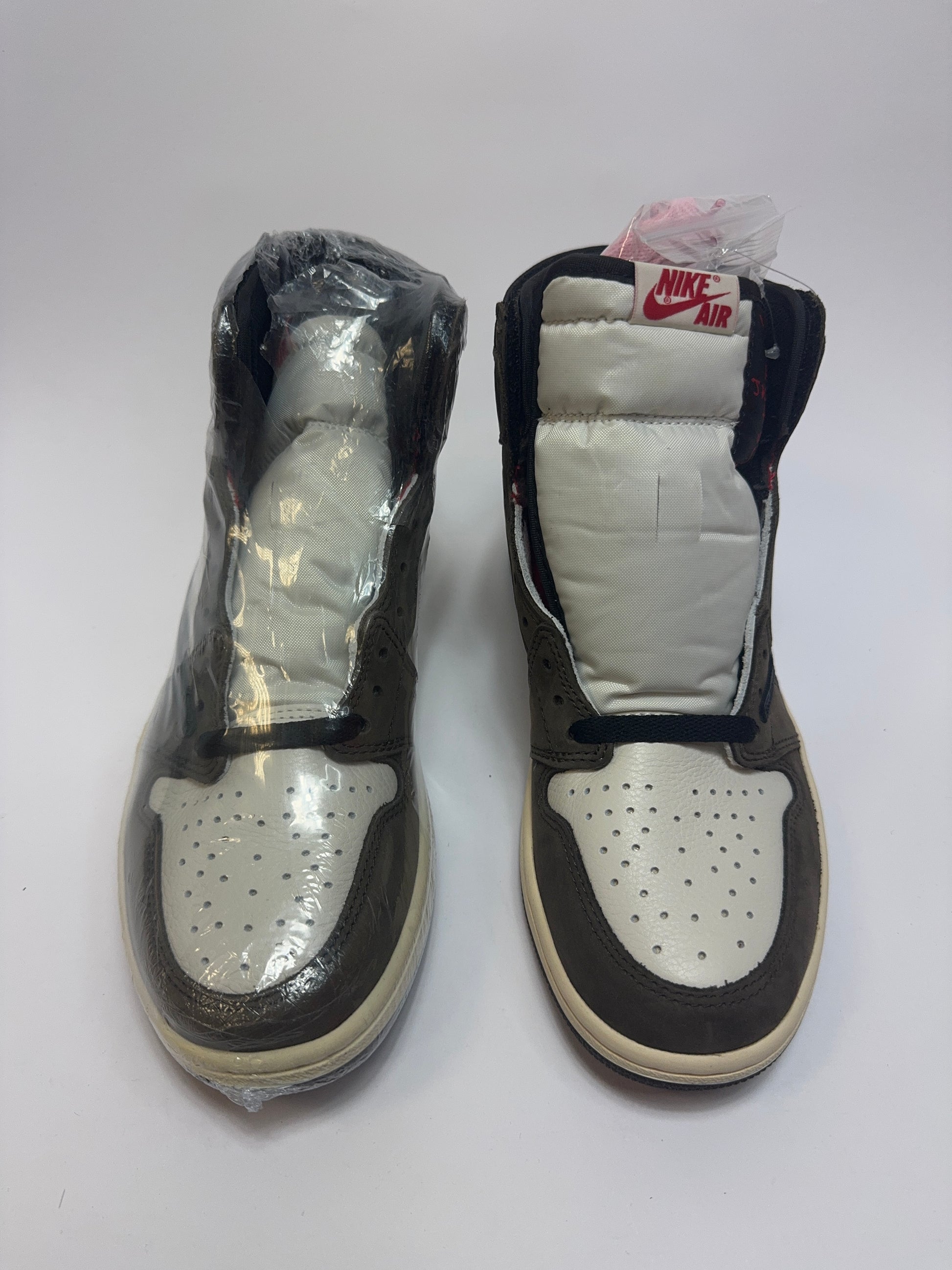 Nahaufnahme der Zunge – Tongue Tag mit Cactus Jack Branding und feiner Stickerei