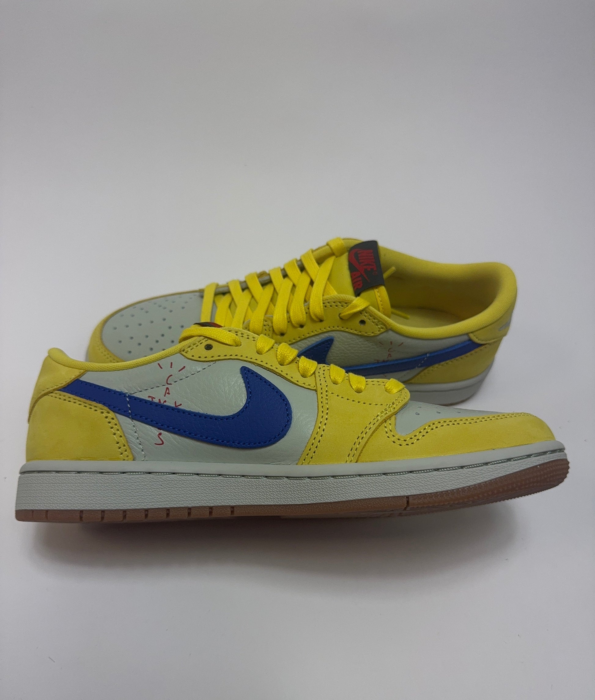 Air Jordan 1 Travis Scott Canary linke Ansicht mit Racer Blue Reverse Swoosh und Light Silver Akzenten