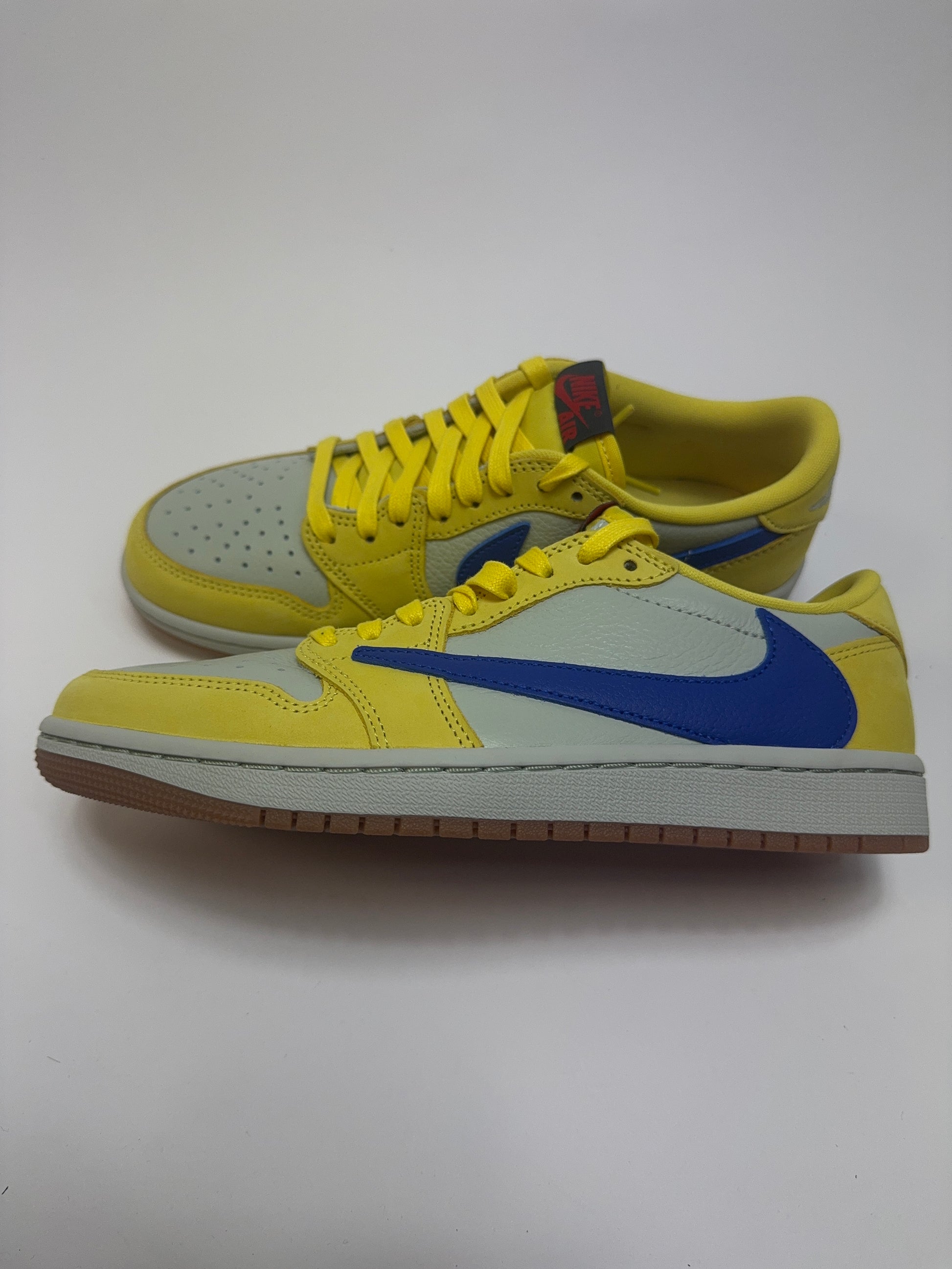 Air Jordan 1 Travis Scott Canary rechte Außenseite mit Canary Yellow Leder Upper und subtilem Perforationen