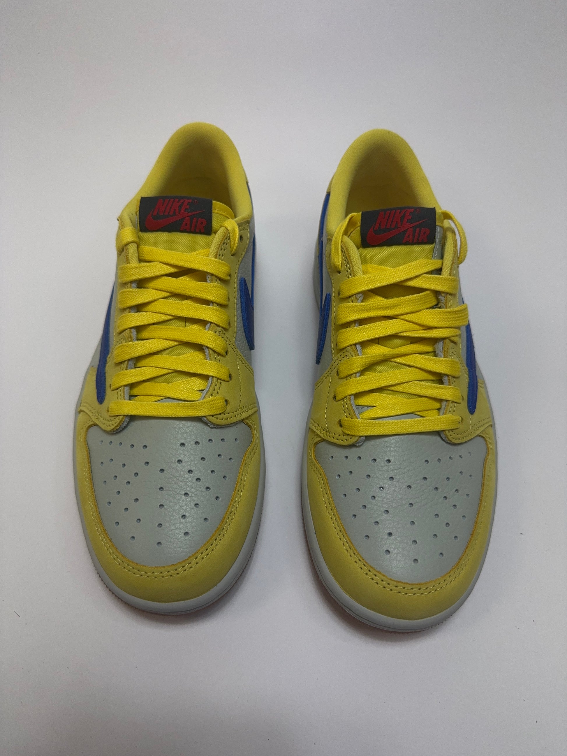 Nahaufnahme der Zunge – Tongue Tag mit Cactus Jack Branding und kontrastierendem Label