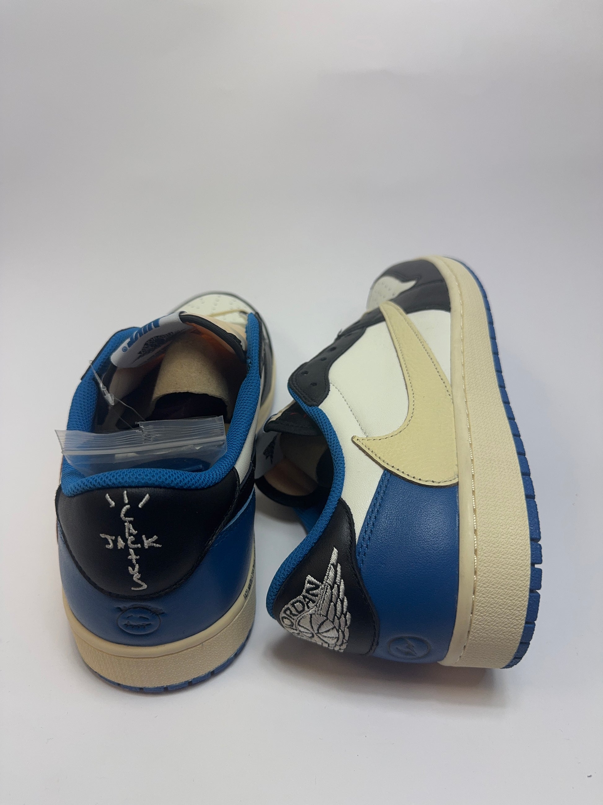 Detailansicht der Rückseite – Ferse mit Fragment Logo und gealtertem Sail Midsole