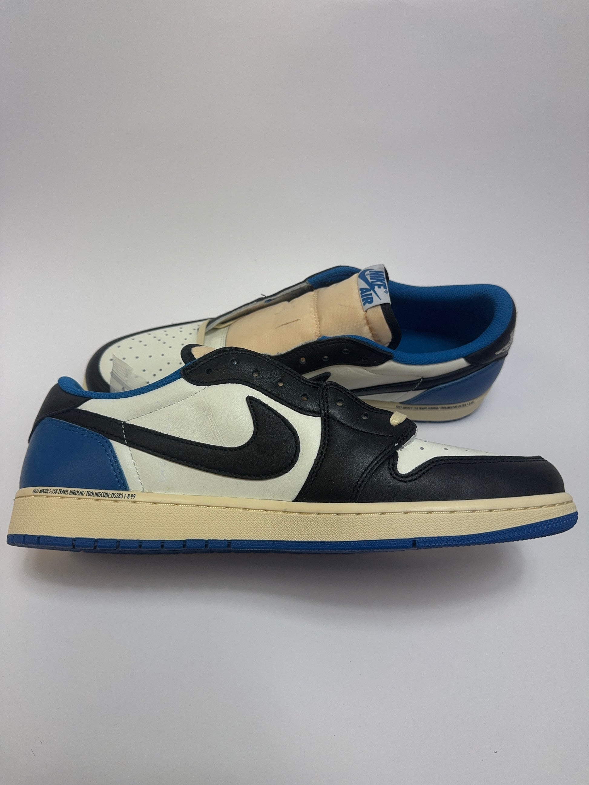 Air Jordan 1 Low Travis Scott × Fragment linke Ansicht mit schwarzem Overlay und Royal Blue Trimmings