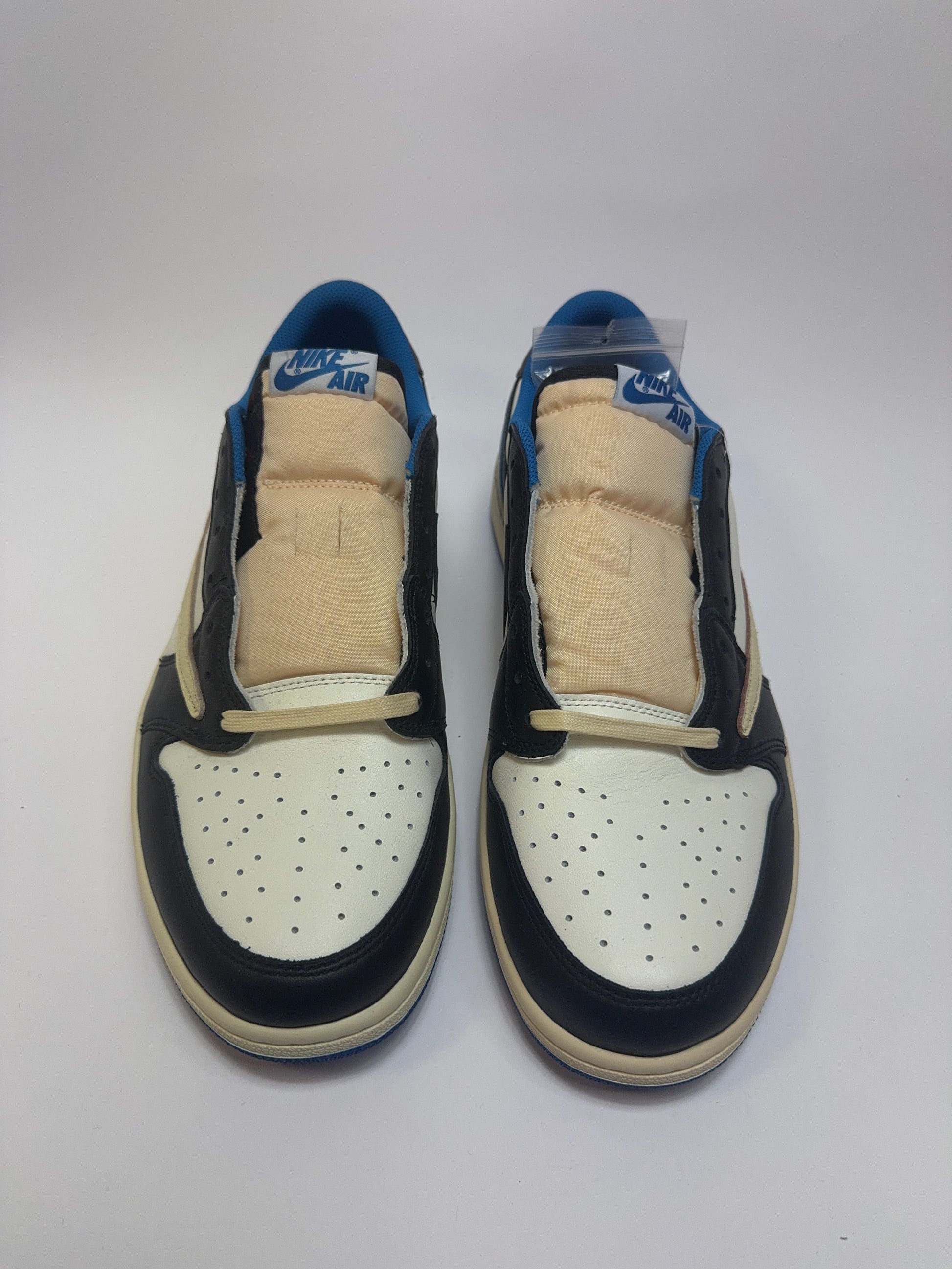 Nahaufnahme der Zunge – Tongue Tag mit Kombination aus Fragment und Cactus Jack Branding