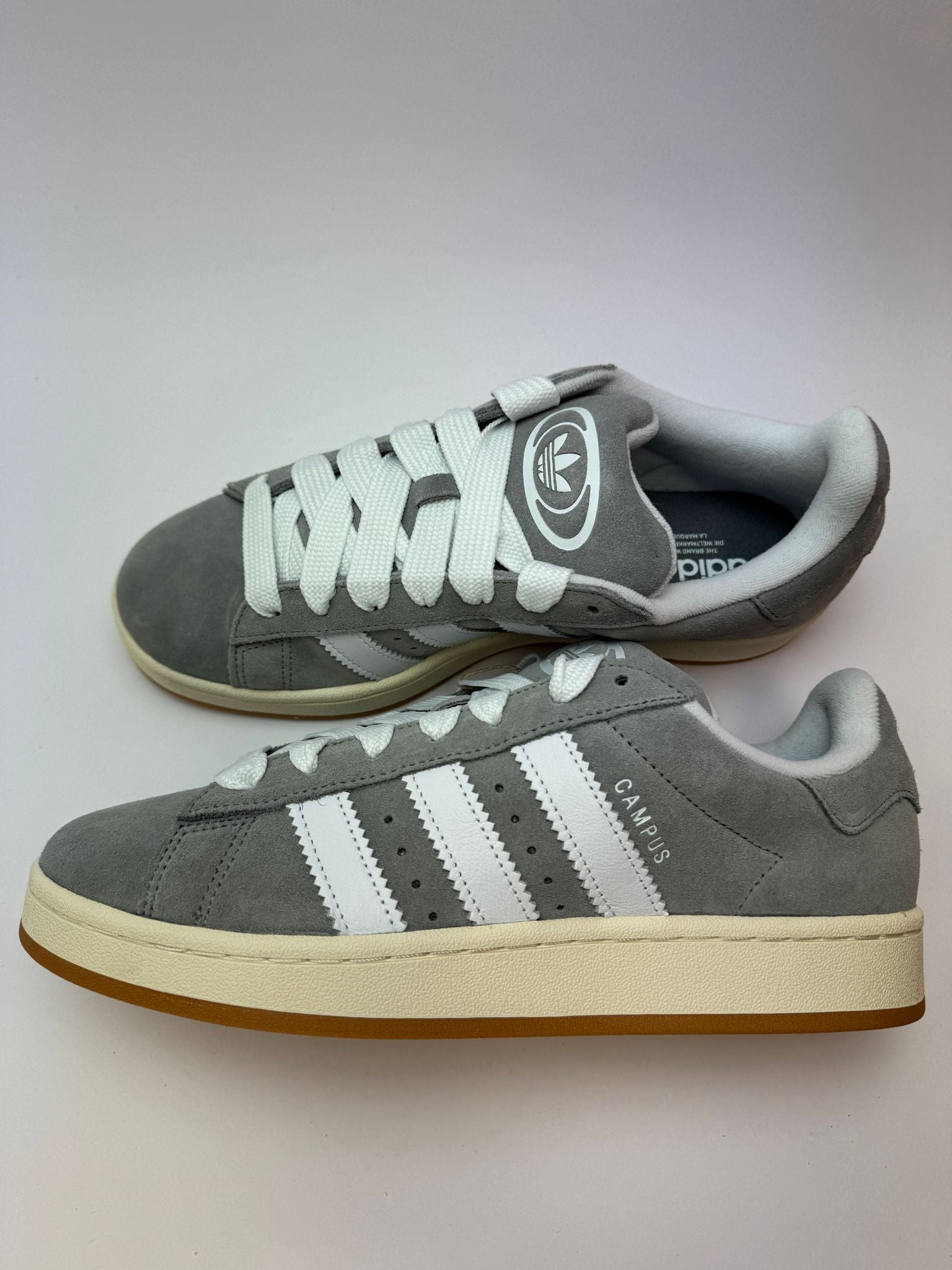 adidas Campus 00s Grey White – rechte Seitenansicht mit grauem Wildleder-Upper und weißen 3‑Streifen