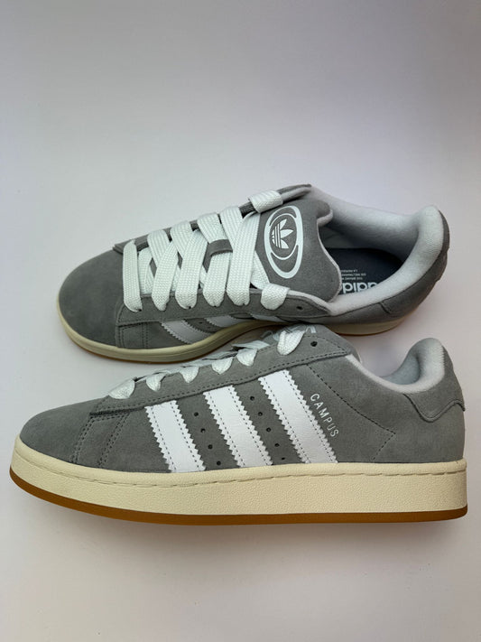 adidas Campus 00s Grey White – rechte Seitenansicht mit grauem Wildleder-Upper und weißen 3‑Streifen